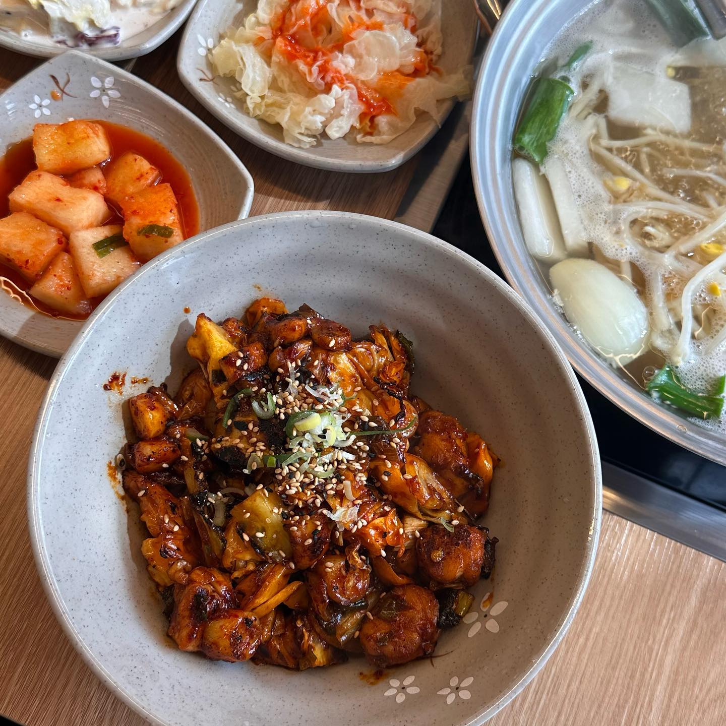 #광고 #양포항
아구요리 전문점  양포항 다녀왔어요~
아구덮밥을 주문하면 아구탕이 서비스!
점심특선으로 아구덮밥 아구탕 아구튀김까지
야무지게 먹고 왔어요 ㅎㅎ
아구에 스테미너가 있는지
장어 먹었을때 처럼 하루 종일 든든하네요!
#양포항구미원평점 #구미아구찜 #구미아구불고기 #구미해물찜 #원평동맛집 #원평동아구찜 #원평동점심메뉴 #구미아구맛집 #구미맛집 #구미점심특선 #구미보양식 #구미맛집추천