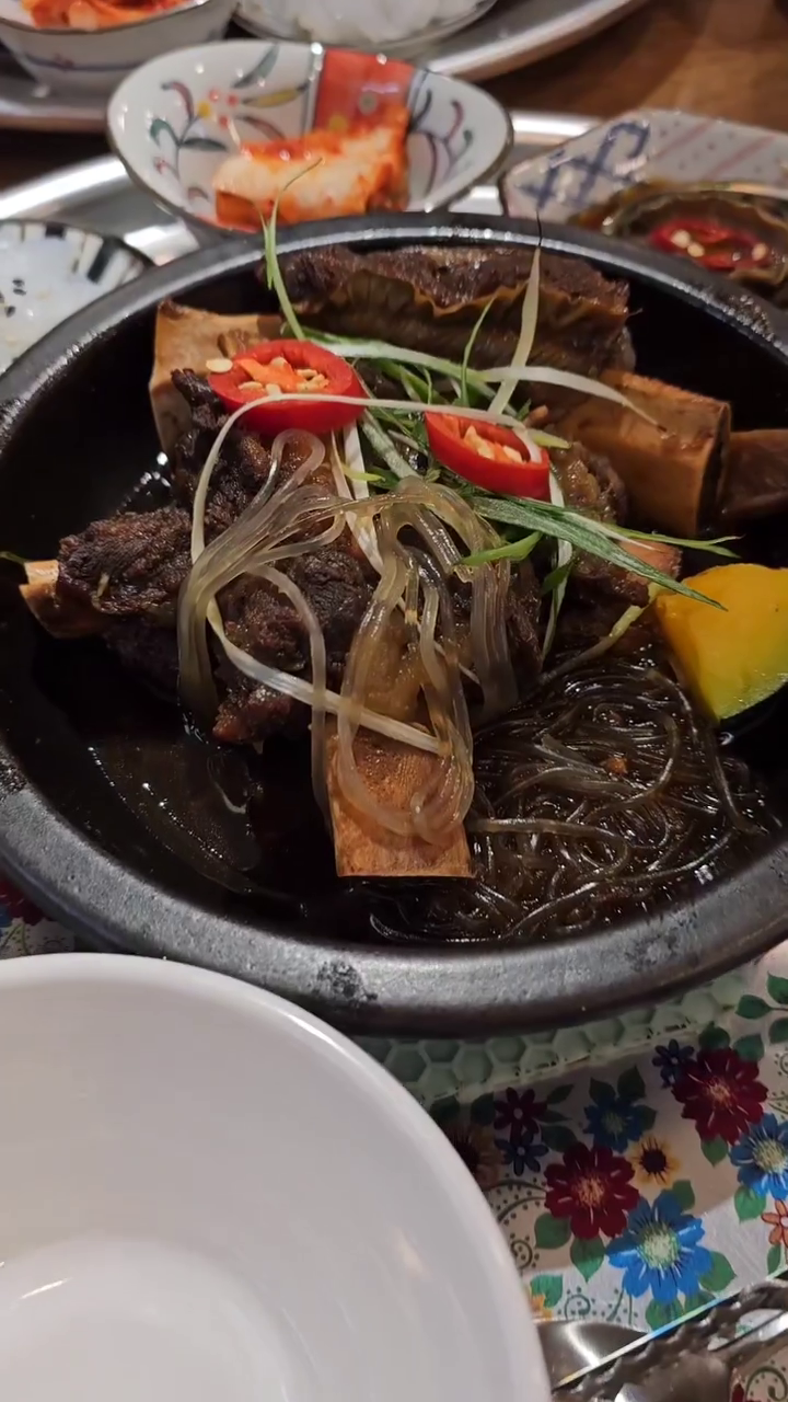 🍖 #준스레시피
마치 생일상 받은 기분🎂
갈비찜은 기본 맛과 고추 양념 맛이 있는데
갠적으로는 기본 달달한 맛이 훨씬 더 맛있었당!

옛날 쟁반같은 소반에 나와서 넘 귀여웅😉