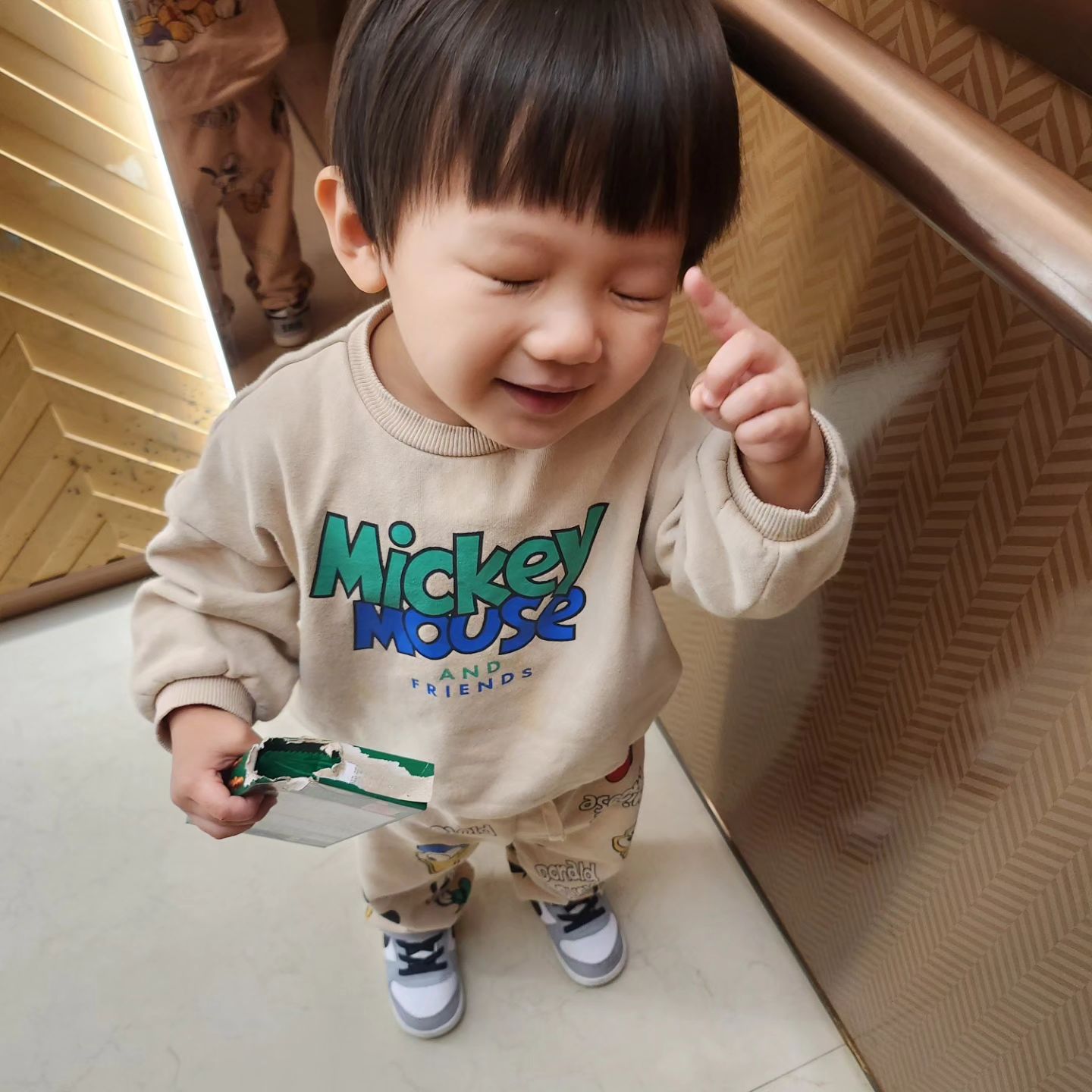 1. 이쁜짓 오류🤪 목적지를 잘못 찾은 손꾸락
2. 형아한테 피아노 배우는 중. 현실은 손바닥으로 뚱땅🙄

.
.
#서휘 #빛나는맑음이
#피아노연습 #이쁜짓 #애교쟁이아들 #막냉이