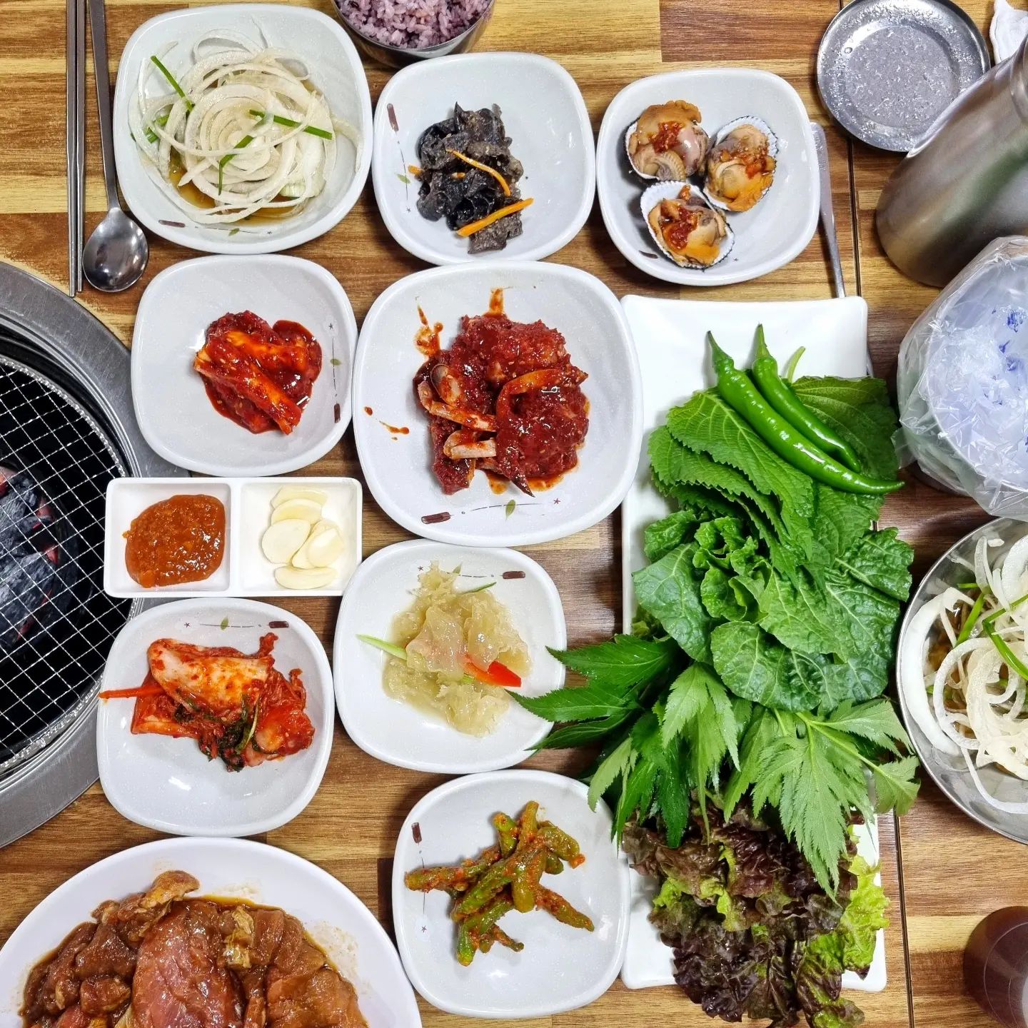 #챈이네

오래된 돼지갈비 맛집인데
주방이모 솜씨가 끝내준다!
보글보글 끓는 된장찌개 한입
와그작와그작 양념게장 냠
다양하고 맛난 반찬까지👍

목이버섯볶음 피꼬막 겉절이
더덕무침 꽈리고추찜 모둠쌈
해파리냉채 마카로니샐러드

#챈이네집밥
#혼밥추천
#가능역맛집
#의정부게장맛집
#원돼지갈비
#가능역갈비맛집
#집밥메뉴
#집밥레시피
#집밥스타그램
#저메추
#점메추
#선팔하면맞팔