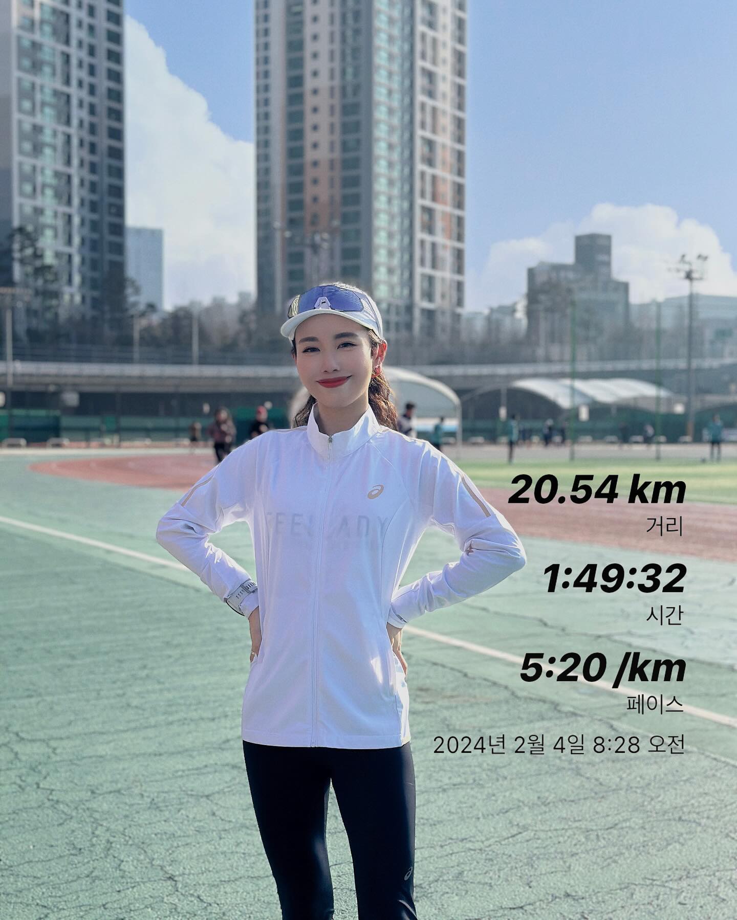 #슈퍼썬데이

일요일 내가 조아하는 사람들이랑 슈썬와서 수다런🏃‍♀️
분명 전날 올공 뛸때는 1km도 너무 길게 느껴졌는데
같이 살방살방 조깅하다보니 20k 순삭💖
왜 그만 뛰자고 하는거야 아수워,,🥹

👟 asicskr #novablast4 
🔋 ollla_nutrition #올라뉴트리션 #올라서포터즈 
운동 하고나서 #아미노5000 물에 타먹는데 BCAA와 아르기닌, 글루타민, 타우린, 시트르산이 들어있어서 그런지 금방 회복되서 다음날에도 뛰게된다🤭

#올라뉴트리션 #올라서포터즈 #ollla #ollla_nutrition #아미노 #아미노5000 #올라아미노
