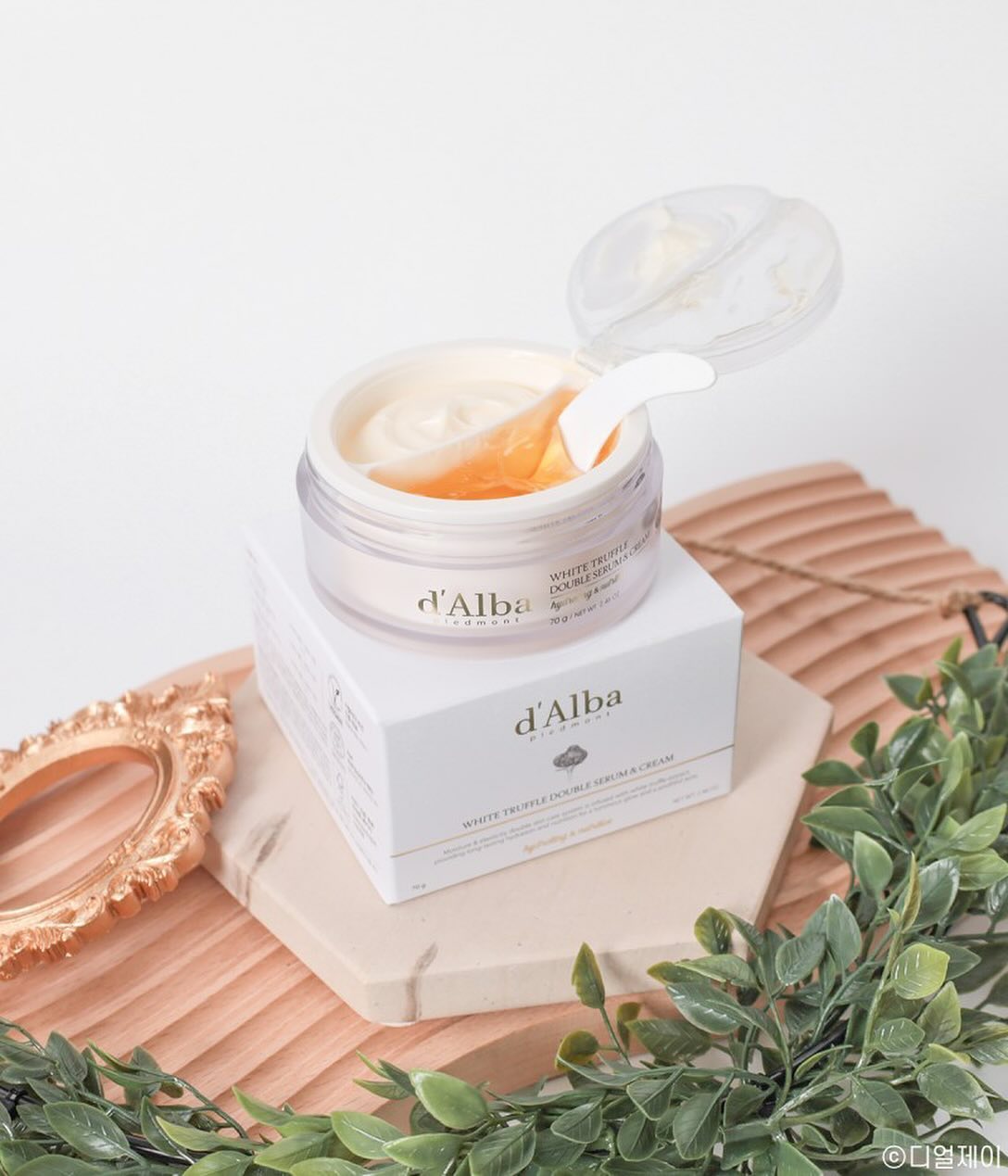 #파룸체험단 dalba_piedmont powderroom.event 
날마다 달라지는 피부 컨디션에 따라 맞춤 관리가 가능한 🧡달바 더블 크림🧡

수분에 집중한 아쿠아 세럼과 영양관 탄력에 집중한 인텐스 크림이 한 통에 담겨 있는데요👍 저는 저녁에 씻고나서 토너 바르고 이효리 크림 딱 꺼내가지고 세럼이랑 크림 1:1비율로 발라주는 방법으로 스킨케어해 주는데 향도 너무 좋아서 자꾸 손이 가더라구요😎

다수 뷰티 어워드에서 11관왕 달성한 크림이라더니 인기있는 이유가 있네요🤭🎶

#달바 #달바크림 #이효리크림 #크림추천 #올리브영크림추천