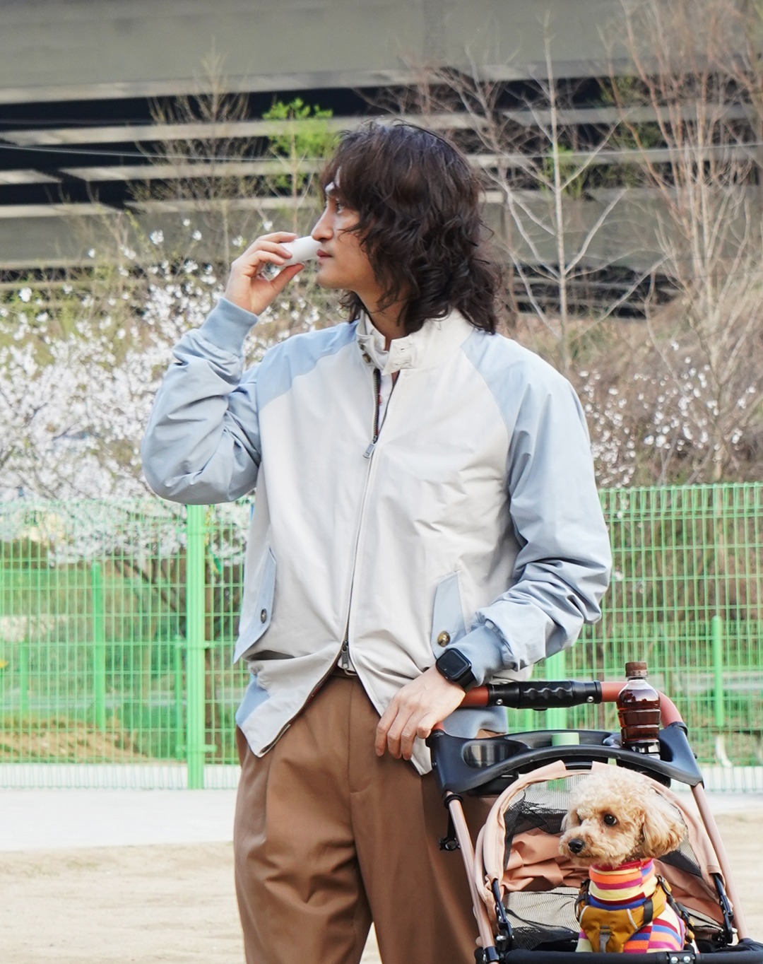 #광고
더운 날씨 더운 피부
햇빛이 점점 뜨거워지는 만큼 다른 때 보다 자외선차단을 위해 더욱 신경을 써야죠.

바르는 순간 일시적으로 피부 온도가 평균 -2.68도까지 감소 효과가 있어 자외선도 차단하고 열감도 내리는 해열제 같은 선스틱!

알로에 성분을 사용한 많은 제품들 대부분이 외국산이나 파우도로 제품을 만들지만 김정문알로에는 제주도에서 직접 기른 생알로에로 화장품을 만들기 때문에 찐알로에 화장품이네요.
인공 색소나 인공 향료도 첨가하지 않고 피부 자극 테스트까지 완료된 제품이라 피부가 예민한 분들도 안심하고 쓸 수 있음요.

가벼운 일상생활에서도 쉽고 편리하게 사용할 수 있으며 러닝이나 캠핑, 서핑 등 액티브한 여름철 야외활동에서도 진정 빛을 발한 남자 선스틱이 될 수 있어요~

#선스틱 #썬스틱 #스틱선크림 #올리브영선스틱 #선스틱추천 #썬스틱추천 #김정문알로에 #해답은김정문알로에 #쿨링선스틱