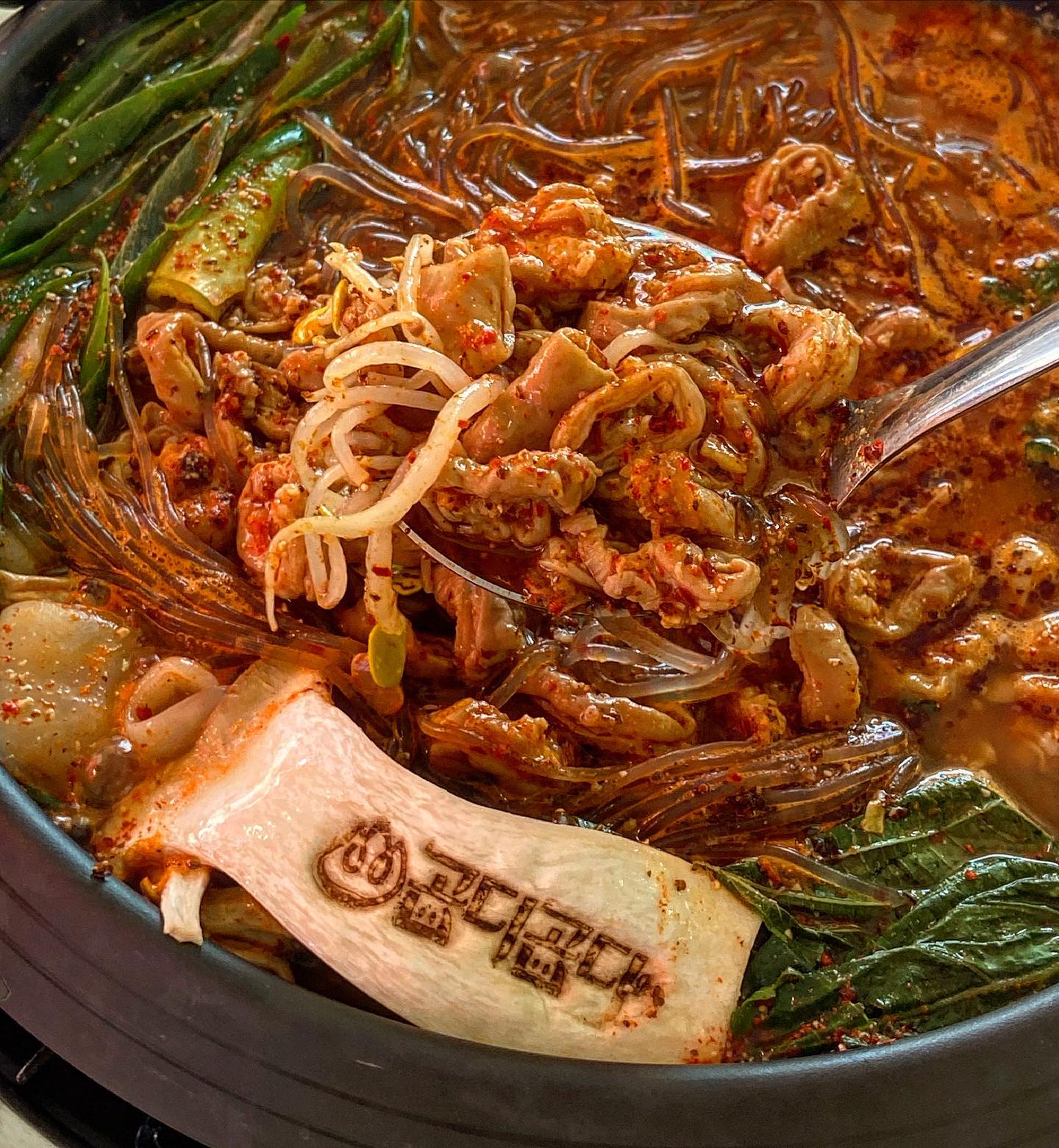 #협찬 #봉명동맛집 
돼지곱창 좋아하는 사람 쥬목🫢❤️

봉명동에 새로생긴 #신상맛집 
돼지곱창구이와 곱창전골집!

요번에 오픈했는데 막창집 이렇게 깔끔하고 
예쁜곳 처음와봄❤️ 
거울포토존에 양식집 같은 분위기까지-

🐷돼지곱창구이
초벌구이해서 잡내가 없고 파곱창구이로 주문해 가운데 파가 쏙쏙💚 깔끔하고 고소해요

🐷돼지곱창전골
찐하고 칼칼한 국물에 막창대량투하! 
소자시켰는데도 끝없이 있는 곱창에 놀라고! 
맛에 더욱 놀라버림🫢👍 
당면, 라면사리 추가해서 야무지게 냐미- 
볶음밥도 있는데 배불러서 못먹는거 후회중🥲

거울포토존에 야외자리까지 있어 
안가볼수 없는집!

곧 봉명동 핫플 될예정으로 보면 바로 달려가자~
😎지금 인증샷 이벤트 중!

—————————————
#곱디곱다
돼지곱창전골(소) 30,0
돼지곱창구이(220g) 15,0
돼지파곱창구이 17,0
—————————————