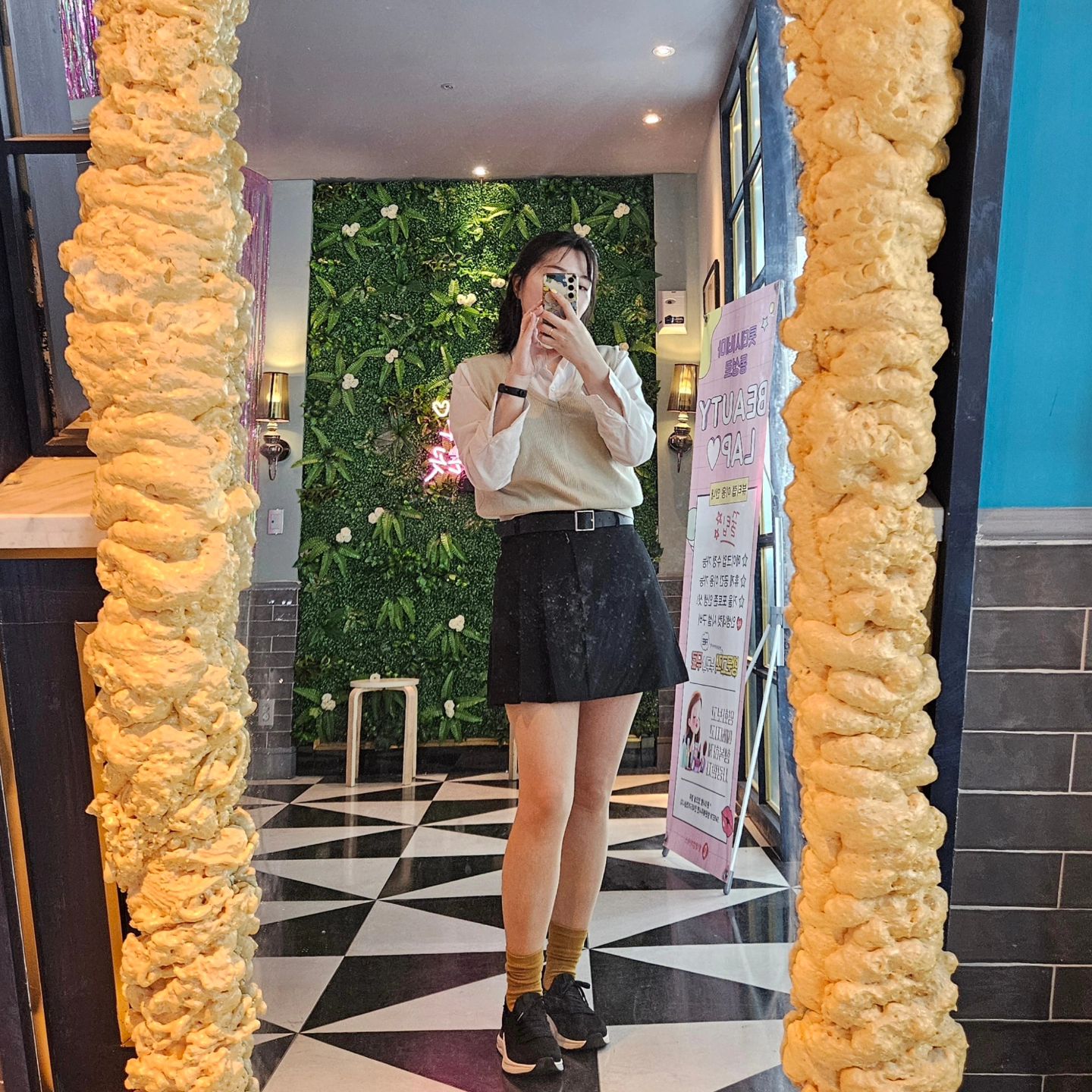 요즘 포동포동 살찐 것에 대하여..🐽

#일상 #데일리룩 #깔맞춤코디 #셔츠코디 #스커트코디 #슈펜 #슈펜워킹화 #컴피이지 #워킹화코디 #거울샷 #에이블리가방 #대구 #동성로 #전신샷 #패션계정 #댓글소통 #오늘의코디