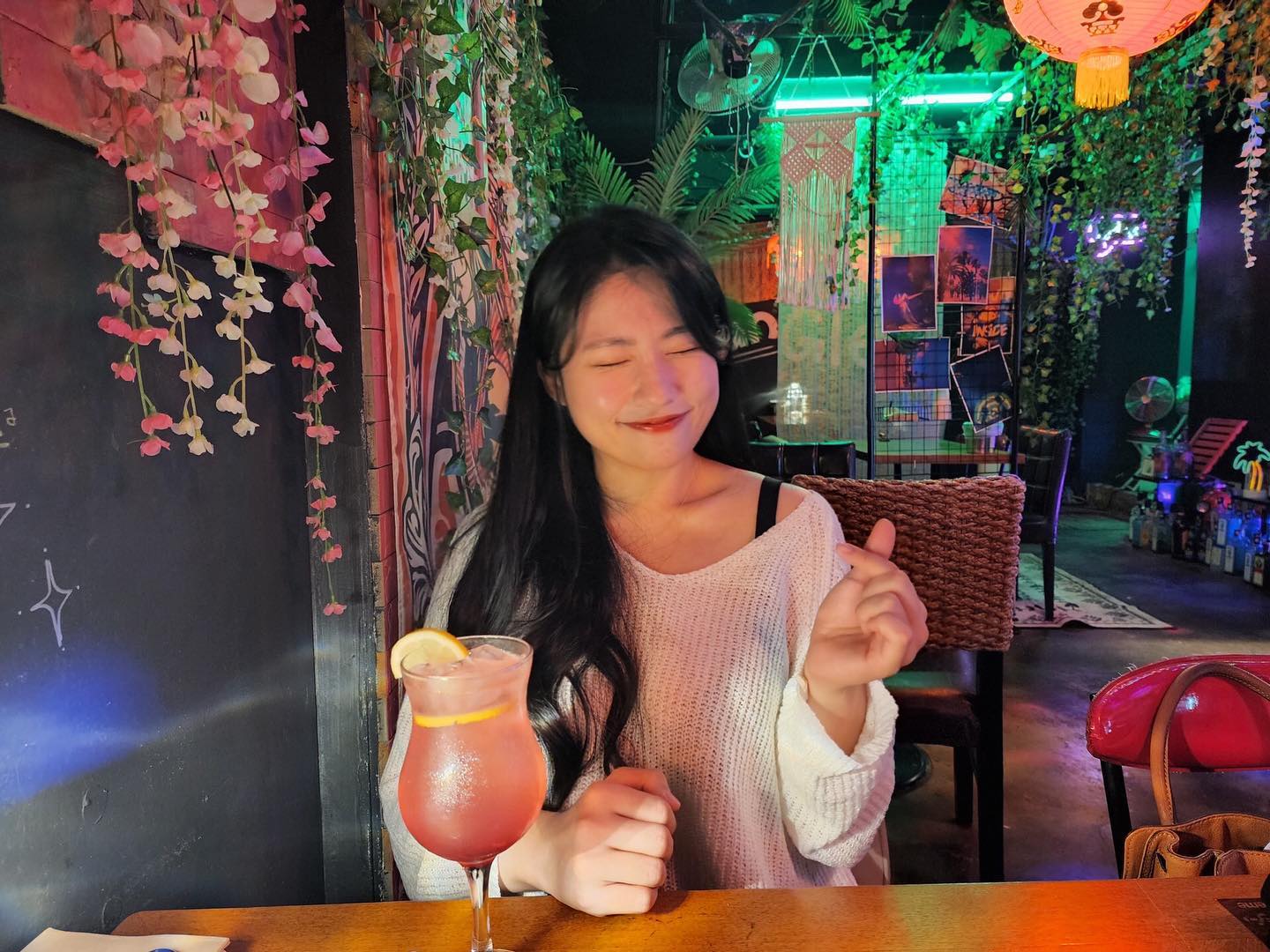 #협찬 #정글포차

즐거운 주말 보내셨나요?
저는 친구와 한 잔 하러 건대에 있는 🌿정글포차🌿에 다녀왔어요😚

정글포차라는 이름에 걸맞게 인테리어를 무척 예쁘게 꾸며놓으셨더라고요❣️
조명들과 소품들이 곳곳에 있어서 마치 작은 전시회장에 있는 느낌이었어요🌿
내부도 무척 예뻤지만 제가 가장 눈길이 갔던 건 메뉴판이었는데요✨
동화책으로 스토리를 꾸며놓으신 게 너무 귀여웠어요😆❣️
ENFP, 이런 건 또 못참지…🤣

하이볼은 취향대로 드실 수 있는데, 
사장님께서 주문할 때 알코올 향이 느껴지는 것과 안느껴지는 것중에 선호하는 걸 물어보시더라고요😮
술찔이인 저는…당연히 달콤한 피치크러시에 술맛 많이 안나는 것으로다가…😇

안주도 모두 맛있게 먹었는데요,
치즈불닭에는 고구마 무스를…🥰
뿌려주시더라고요…❣️
맛잘알 사장님…😚

계란찜은 특이하게 순두부 치즈 계란찜이었는데요,
저…순두부랑 계란 조합…좋아하더라고요…😌
여기 방문하신다면 ❣️순두부치즈계란찜❣️은 꼭 드셔보시길추천드려요👍🏻

분위기 있는 공간에서 한 잔 하고 싶으신 분들은 정글포차에 꼭 방문해보셔요❣️

🌿상호명 : 정글포차(jungle0242 )
🎄위치 : 서울 광진구 화양동 49-13 지하1층