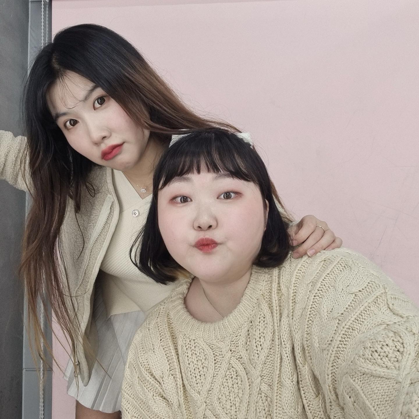 다리 다쳐놓고 신나있는 여전히 철없는 나와
그런 나를 챙겨주는 어른스러운 그녀…💗
우리의 나이는 바뀐겔까?🤣🤣🤣
