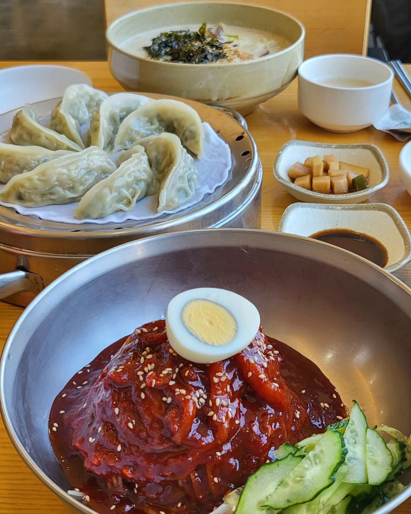 여름에 가끔 신가네밀면 먹으러 왔었는데~
겨울에 먹어도 맛있넹 ! 밀면은 당연히 맛있고 양도 많아서 곱빼기인줄 !!
들깨칼국수는 국물 완전 찐하고 걸죽한게 넘맛도리다
만두도 피는얇고 속 꽉꽉차서 알짜배기 ('^'👍)

- 비빔밀면 8,000
- 들깨칼국수 9,000
- 고기만두 5,000

가격도 착한곳👼👼

🖤신가네 밀면 shin_ganee
🖤울산 남구 무거동 627-11 1층

#협찬#울산대맛집#울산맛집#울산밀면맛집#울산밀면#울산맛집추천#울산대맛집추천#울산현지인맛집#울산남구맛집#울산무거동맛집#무거동맛집#신가네밀면
