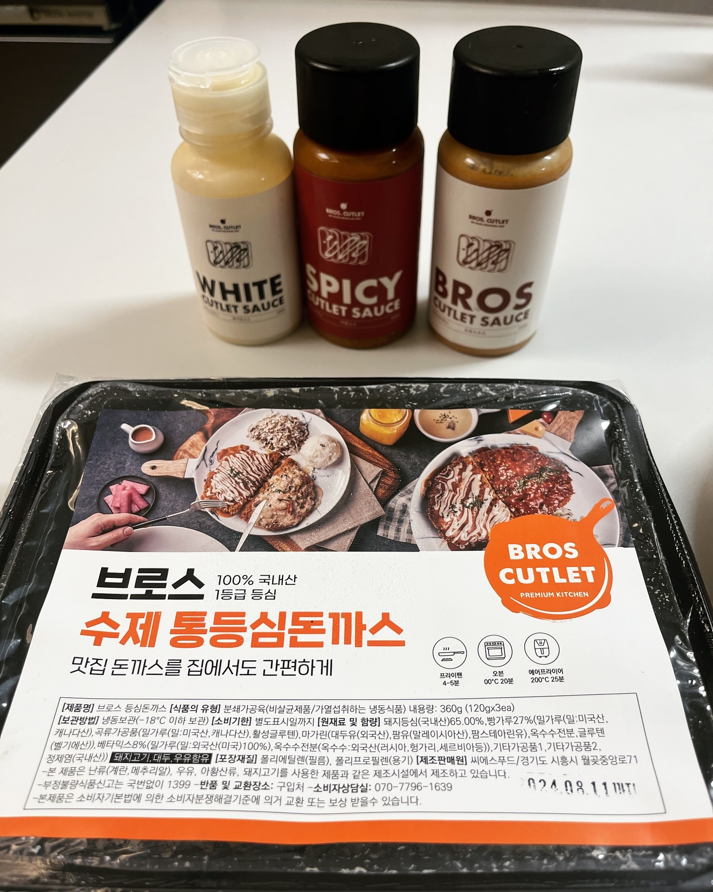 #첫줄

집에서 맛있는 수제 돈까스 먹고 싶어서
브로스마켓에서 주문했어요
대표메뉴로는 올인원 세트인데요
통등심 수제돈까스 3조각에 소스3종이 오는데
가격도 저렴하더라구요
팩개에 돈까스 3조각이 들어있구요
조리도 간편했어요
에어프라이어에 기름을 바르고 
조리해주니 오래걸리지 않았어요
.
.
소스는 3가지 인데 찍먹보다는 부먹을 추천한다고해서
저도 부먹으로 했어요
그리고 브로스 소스를 뿌리고 그위에 화이트소스를 뿌렸는데요
매콤소스는 따로 찍어먹었는데요
소스가 다 맛있더라구요
.
.
돈까스도 도톰했어요
도톰하니까 확실히 식감과 맛이 살아나더라구요
그리고 개인적으로 매콤한 소스가 젤 맛있더라구요
돈까스밀키트인 브로스 마켓은
수제돈까스 퀄리티가 좋은게 가성비 너무 저렴해서
또 구매해서 먹을거 같아요
소스도 양도 많고 맛도 좋아서
추천해드려요
.
.
.
.
.
.
.
#돈까스브로스
#브로스마켓
#돈까스밀키트
#돈까스맛집
#저녁메뉴
#밀키트추천
#일상소통