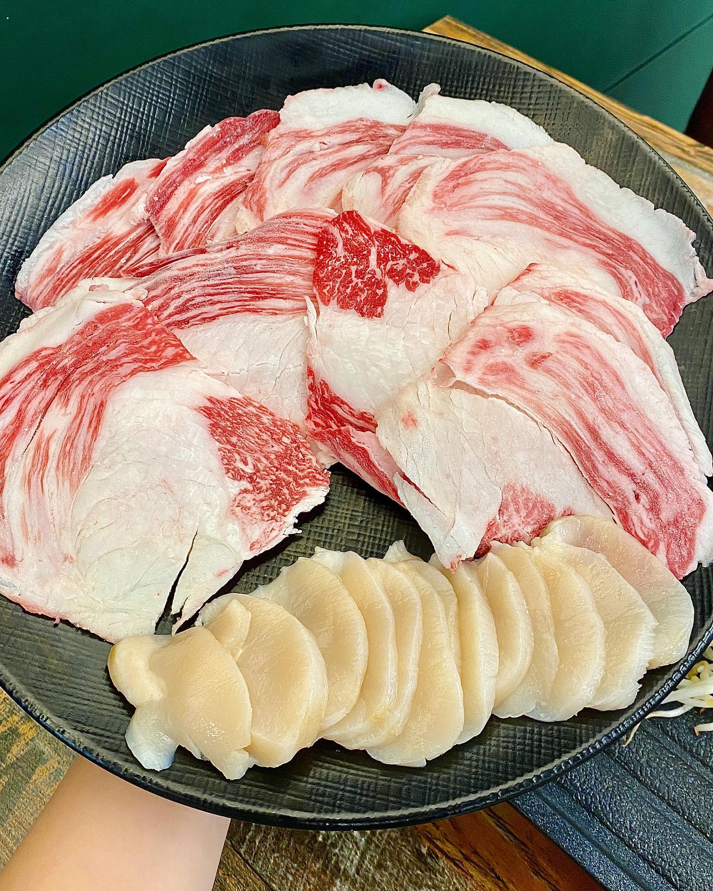 #손대감 #협찬 

먹수니일지🥓🐚

울산에서 차돌박이+키조개 관자 삼합을 먹을 수 있다니💓
서치해봤지만 가보고 싶은 곳이 없었는데 짜잔✨

키조개는 주문 즉시 수조에서 꺼내서 잘라주셔서 신선함 그득! 
차돌 박이도 때깔 고와용> <

고기와 관자는 오래 구우면 질겨지니 살짝 구워 특제 소스랑 욤😋

최애 조합은 명이나물+ 차돌 + 관자 + 특제소스 + 와사비 먹고 갓김치까지🔥

부드러운 고기와 관자 육즙이 그득한데 단짠 명이와 코찡 와사비까지 !
이게 바로 입안 빵빠레🎉🎉

입안 축제 즐기며 잘 마시구 갑니둥 ٩( ᐛ )و 

.

🏠울산 남구 삼산로199번길 21-1 손대감

.
#울크체험단 #울산맛집 #울산술집 #울산삼산맛집추천 #삼산맛집 #울산차돌박이 #울산조개삼합 #울산조개전골 #삼산차돌박이 #삼산데이트 #먹스타그램 #푸드스타그램