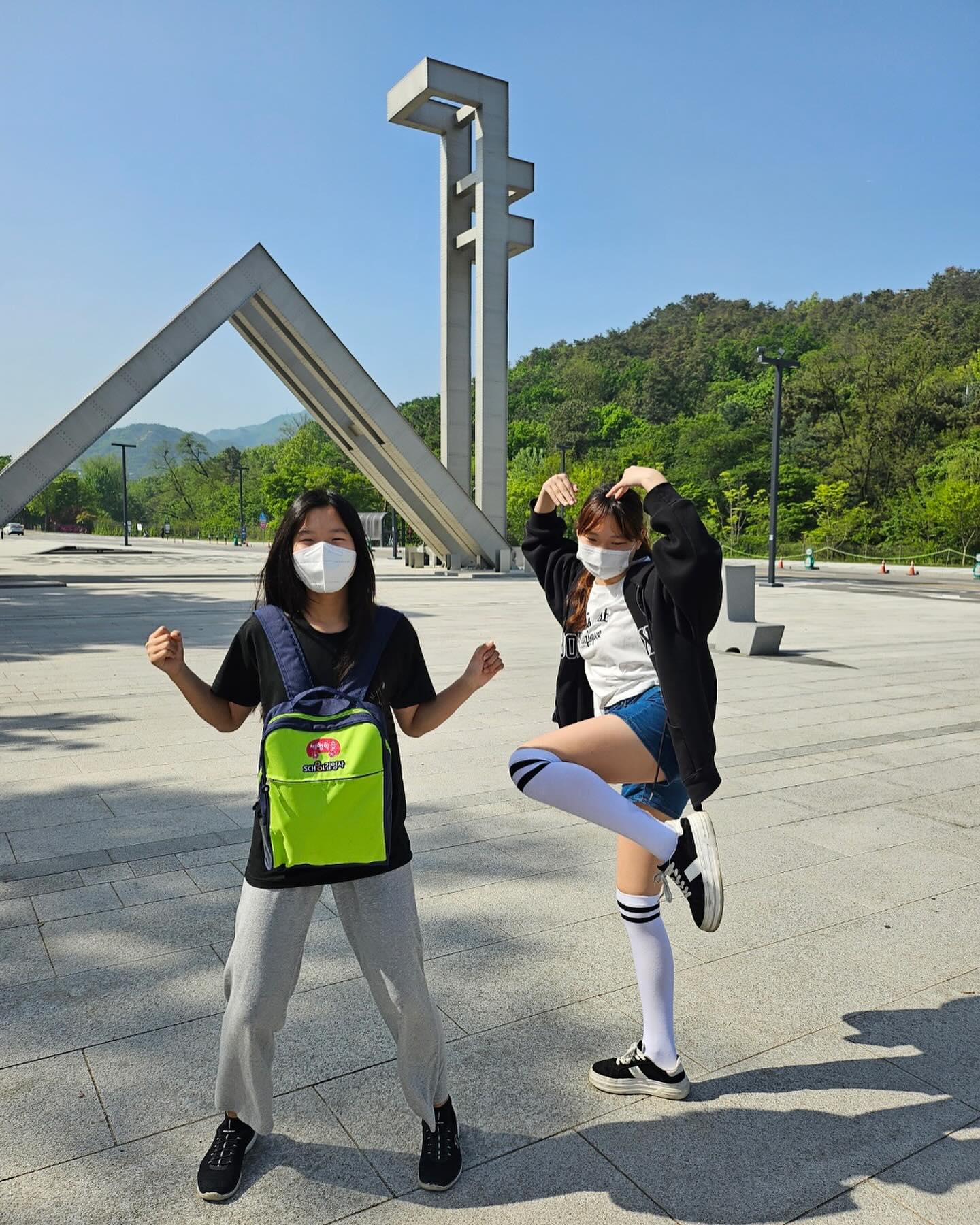 그제. 서울대 견학 갔다가 서울대는 너무 재미없고 그 옆 관악산 숲 놀이터에서 신나게 놀구 옴.