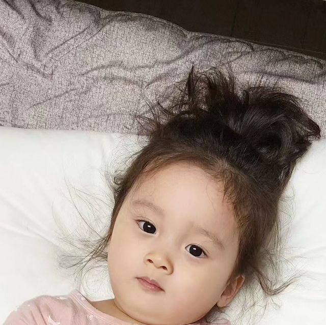  서윤&나윤 육아일상❣️ on Instagram‎: "#광고 
🌕꿀잠베개 네오슬립 롤핏키즈베개 😴 

안녕하세요🖐🏻 서윤나윤맘이에요ᩚ
오늘은 ɞ네오슬립 롤핏키즈베개ʚ를 들고왔어요 

저희 서윤이가 그동안 통잠 한번 못잤다가
27개월이 되서야 좀 나아졌는데요
요새는 너무 잘 자는거있죠? 

그 비결은 바로 요ɞ네오슬립 롤핏키즈베개ʚ 덕분이에요❢❢ 

새벽에 적게는 한두번, 많게는 세네번씩 계속 깨서
물달라 우유달라 괜히 짜증내고 울고 깊게 잠들지 못했어요.. 

베개가 중요한건 알고는 있었지만 다시 한번 느끼네요໊
자리 이탈 없이 아침까지 베개 베고 잘 자요⩋
이 낯선 모습이 그저 신기하답니다 ʕتʔ 

네오슬립 롤핏키즈베개 특징은요✨️
✔️100퍼센트 국내생산
✔️특허 안정성 인증
✔️의료진이 직접 개발한 베개
✔️통세탁이 가능한 위생적인 사용
✔️3분할 엠보로 편안한 입체구조
✔️쉽고 자유로운 조절 

사람마다 편안한 베개 높이가 다 다르죠ᩚ
후크로 붙였다 뗐다 조절해서 나에게 맞는 높이를
만들수 있어요 그냥 베도 너무 편하지만 경추부분을
높여 주고 싶을 때, 좌우 높이를 높이고 싶을 때
간편하게 후크로 뚝딱 되니 너무 좋아요ᦂ 

수면은 너무 중요한데 확실히 수면의 질을
높여주니 아이가 낮에도 컨디션이 좋아요ဣ
완전 꿀잠베개 인정👍🏻 

키즈용 말고 성인것도 있으니 자고 나면 매일 
목이 뻐근하다는 우리남편 베개도 네오슬립 롤핏으로 장만해줘야 겠어요!!  

#거북목베개 #경추베개 #일자목베개 #목디스크베개 #목베개 #목편한베개 #수면베개 #꿀잠베개 #편한베개 #롤핏베개 #롤핏지니베개"‎