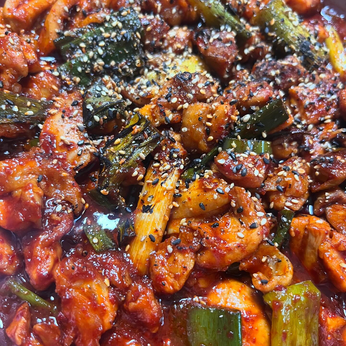 오늘은 내가 요리사👩🏻‍🍳
오빠가 가끔 ‘자기가 해준 집코바 너무 먹고싶다고’ㅋㅋㅋㅋㅋ늦게 해줘서 미안행💙💙 우동사리까지 완벽하게 잘먹었습니당🐽

#똥손탈출