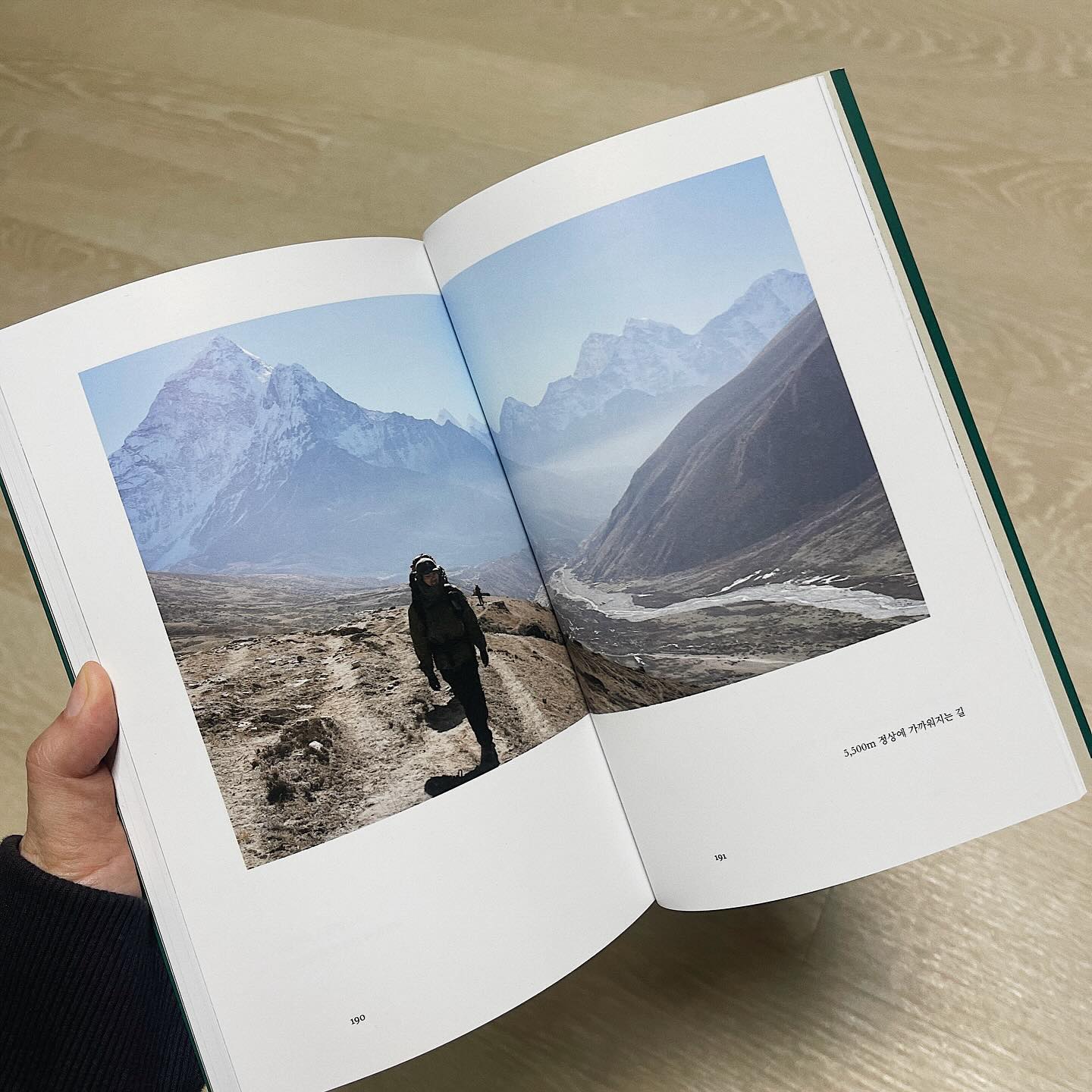 #협찬 #정상의온도 tain_books #책추천 

20대 중후반 부상으로 은퇴하게 된 전 프로축구선수. 그가 우연한 권유로 비박을 하게된 후 비바람과 추위, 더위를 이겨내며 살아갈 힘을 얻는 이야기 <정상의 온도> 현대사회의 그것과는 다른 자연의 고생에서 생존하며 낭만과 추억을 전한다. 

살기 위해 산으로 간다는 그의 이야기가 도시생활자들에게는 다소 어색할 수 있다. 그러나 편안한 일상에서 벗어나 한 가득 짐을 지고 겨우 다다른 장소에서 온몸으로 자연을 맞는 경험을 한 번이라도 해 본다면, 그때야 비로소 삶에 감사함을 느낀다는 말이 공감이 될 것이다.

우연하게도 캠핑을 백패킹으로 시작하게 된 나도 편안함에 익숙해진데다 신체적으로 그리 강하지 않아 비박이 괴롭다고만 생각했던 적이 있었다. 그런데 그 속에서도 버텼구나 싶어서 불현듯 생각이나 힘이 되더라.

이제는 일로 바빠 여유가 많이 없지만, 그래도 틈이 나면 언제든 떠날 수 있게 준비되어 있다. 이 책을 보니 여유가 되면 문득 설산으로 떠나야 겠다는 생각이 든다.

#오지브로 #비박 #비박캠핑 #비박지 #백패킹 #백패커 #비박 #퇴근박 #캠핑 #캠퍼 #국내캠핑 #오지캠핑 #북스타그램 #backpacker #backpacking #essay #camping #camper