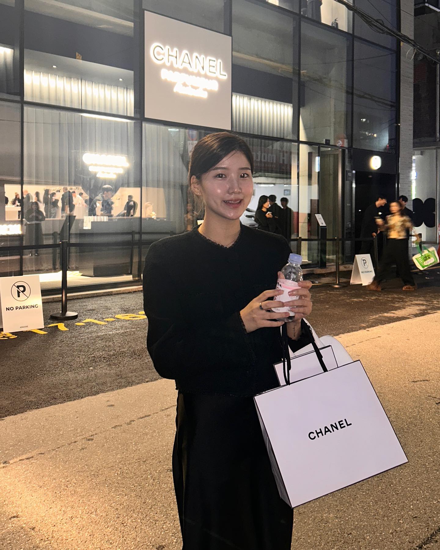 어렸을 때부터 엄마 냄새 하면 샤넬 N• 5 향기가 엄마 냄새라고 기억하고 나에게는 정말 포근한 향기🥂
30년 동안 사용하고 있는 향수라고 설명해주시며 샤넬 N• 5 LEAU 향수를 선물해 주셨다 엄마가 너무 좋아했던 팝업 같이 오길 너무 잘했다🤍🖤 chanel.beauty