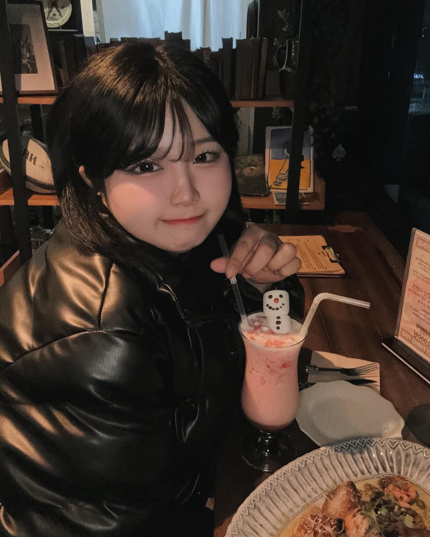 #협찬 애월 분위기 좋은 칵테일 바 데드맨스케이🧐💀
deadmanscay_jeju 
제주 제주시 애월읍 가문동길 4 2F
영업시간 : 매일 17:00 - 01:00

제주 애월 해안도로 입구에 위치해 접근성이 좋은 영국식 펍이에요!
데드맨스케이의 시그니처 메뉴인 도미카세롤과 버터치킨커리 칵테일과 잘어울리고 맛있어요😉
크리스마스 시즌 칵테일 저는 스트로베리 펀치와 카라멜 마티니를 먹었는데 겨울에 먹기 좋은 너무너무 귀여운 칵테일들이여써용~~
애월 바다의 파도소리와 음악, 칵테일을 함께 즐길 수 있는 분위기 좋은 칵테일 바 데드맨스케이 사랑하는 연인과 함께 가보세요❤️

#제주술집 #제주펍 #제주바 #애월술집 #애월맛집 #애월바 #애월펍 #애월데이트 #제주핫플 #제주가볼만한곳