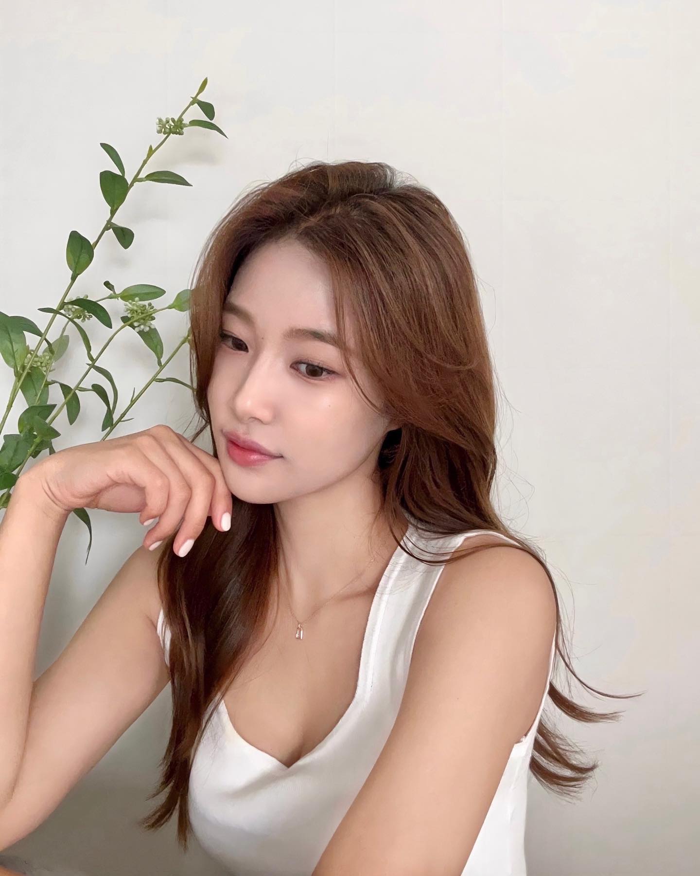 #광고 arztin__official 🤍
메이크업 샵에서도 유명한 에르쯔틴의 수분 라인이 비건 인증을 받고 새롭게 리뉴얼 되었어요! 🩵 대용량인데 가격도 착하고 순한 제품이라 가성비 최고의 스킨케어가 아닐까 싶어 소개해 드리려구요 !

수분, 진정, 광채, 브라이트닝, 탄력 어느 하나 놓치지 않는 하이세라 앰플은 가격은 그대로 용량은 6배 커졌는데요! 5중 복합 히알루론산과 5중 멀티 세라마이드로 밀착 보습 케어가 가능하답니다 :)

여기에 피부 각질 사이사이로 10층 속부터 차오르는 물빛 수분 광채 #속보습10층크림 은 1회 사용만으로도 피부 요철이 부드럽고 매끈하게 케어되어 화장이 진짜 잘 먹더라구요 ㅎㅎ 각질과 요철 때문에 고민이신 분들은 요고 찐 추천!!

그리고 히아세라 시카 앰플 65% 함유된 비건 쿠션은 피부가 민감하고 건조한 분들 추천드려요👋🏻 쿠션 하나로 스킨케어+톤업 +모공+각질+자외선차단 +피부 보정까지 맑은 광채 피부 완성! ✨

제가 오늘 소개해드린 에르쯔틴 꿀조합 템들을 20% 할인된 금액으로 만나볼 수 있다고 하니 올 가을 겨울 스킨케어는 에르쯔틴과 함께 해보세요~ 행사 기간동안 히아세라 라인 제품 구매 시 한정 에코백도 받을 수 있어요!

#에르쯔틴 #히아세라카밍크림 #히아세라 #히아세라앰플
#히아세라앰플쿠션 #수분앰플 #수분크림 #진정크림 #수분쿠션 #앰플쿠션
#비건화장품 #수분바다 #올리브영 #올리브영추천 #클린뷰티