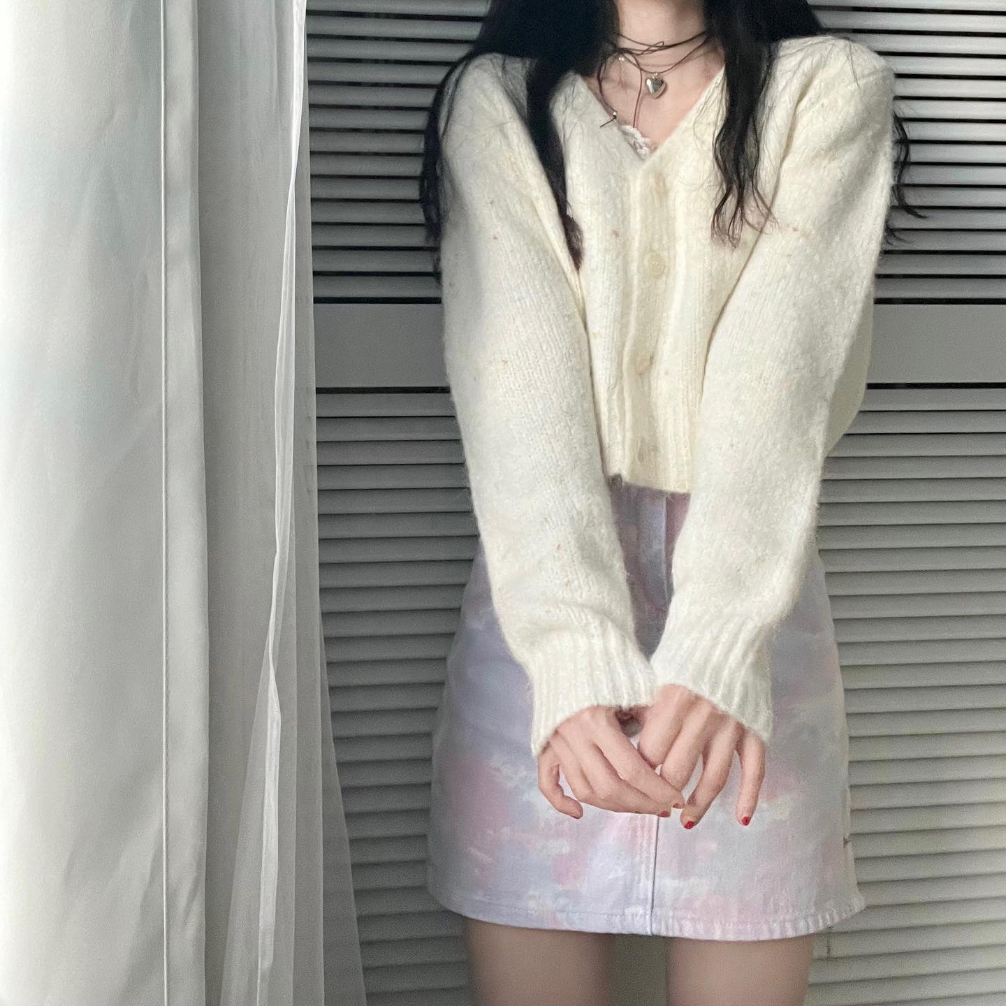 #제품제공 #헤이로지 달콤 100 % 폭닥 몽글한 여친룩 가져왔어 ˚₊·—̳͟͞͞♡ 이 크롭을 봐, 대박임. Ɛ( ◕ _· ◕)3 곤두님들이 딱 좋아할 만한 예쁜 길이의 크롭가디건이지롱~! 적당히 여유있는 핏으로, 손등을 살포시 덮어주는 소매 기장감이 여리여리한 실루엣을 연출시켜준다 ~ .ᐟ 바닐라 아이스크림같은 바탕에 알록달록 캔디가 톡톡 박힌 듯한 디테일 포인트가 너무너무 귀엽고 사랑스러운 헤이로지 폭닥 소프트 울가디건☁️ 안정감 있는 아웃핏을 완성시켜주는 소매 끝단 시보리 디테일도 넘 귀엽구 무엇보다 입었을 때 피부에 닿는 부들부들한 촉감이 무진장 기분 좋아💗 쥬쥬는 이렇게 입고 남자친구 마음 사르르 녹이는 짱짱 스위티걸이 될 . 테 . 야 . 

🏷️ 쥬쥬가 입은 가디건은 heyrozy.official 
🏷️ 구매링크 : https://www.stylec.co.kr/short/ejjLqaS8e6
🏷️ 쥬쥬 셀러코드 : 쥬쨩

(스타일씨에서 쥬쥬 셀러코드 입력하면 할인도 받을 수 있대ᰔᩚ)
.

.

#헤이로지 #스타일씨 #울가디건 #니트가디건 #크롭가디건 #가디건코디 #여성쇼핑몰 #스타일씨