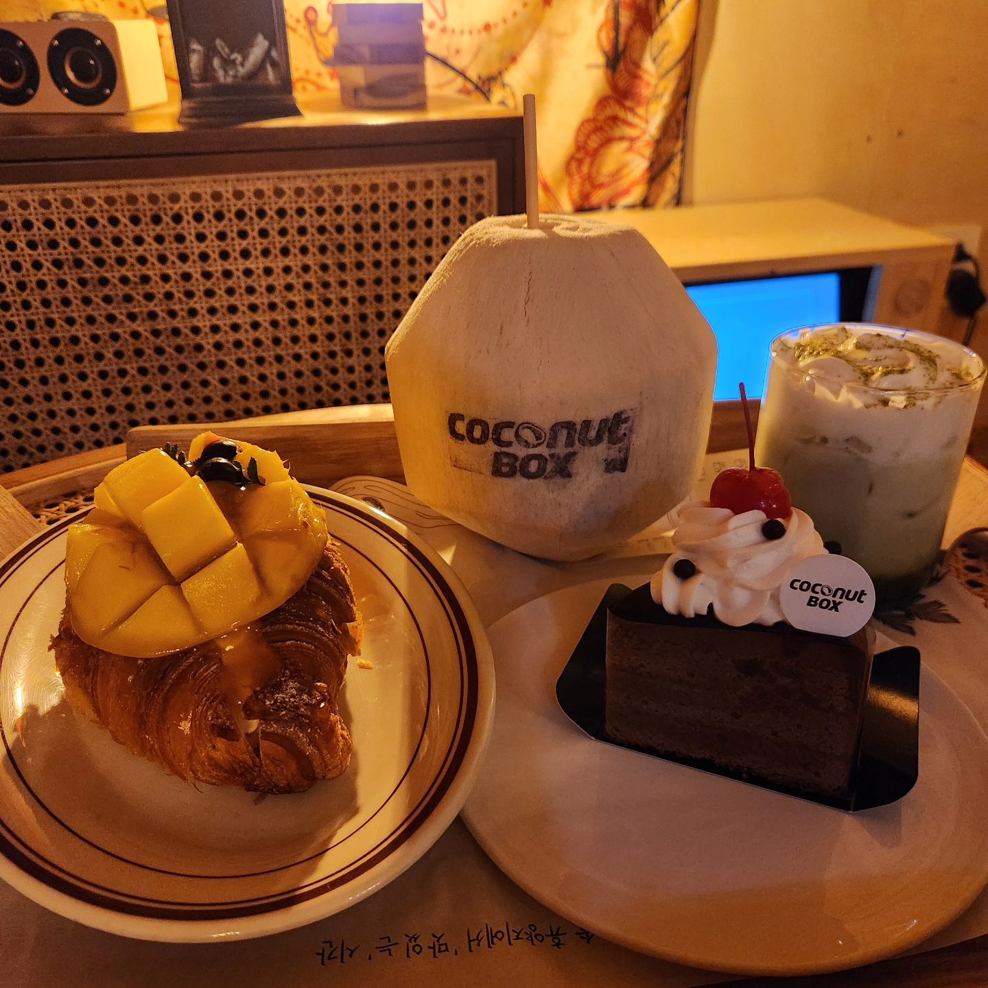 #협찬 코코넛박스 coconut.box
서울 마포구 홍익로3길 20 지하 2층
매일 09:00-22:00

코코넛박스 홍대, 합정에 위치한 600평 규모의 대형 베이커리 카페/갤러리에 다녀왔어요. 음료와 베이커리 주문하면 방갈로, 대형미디어 전시, NFT 갤러리 전시, 대형 볼풀등 즐길거리가 다양한 곳으로 힐링하며 데이트하기도 좋고 볼풀에서 놀기도 너무 재미있고 좋아요.

 코코넛박스라는 이름답게 신선한 코코넛을 통으로 즐길수 있고 대형카페 답게 다양한 베이커리류가 준비되어 있어요. 시원한 코코넛 통으로 마시니 휴양지온 기분이였어요. 포토 스팟들도 많아서 인스타 사진 영상찍기도 좋고 특히 미디어 아트 전시도 너무 마음에 들었어요. 

#홍대카페 #홍대카페추천 #홍대베이커리 #홍대베이커리카페 #홍대브런치 #홍대대형카페 #홍대빵집 #코코넛박스