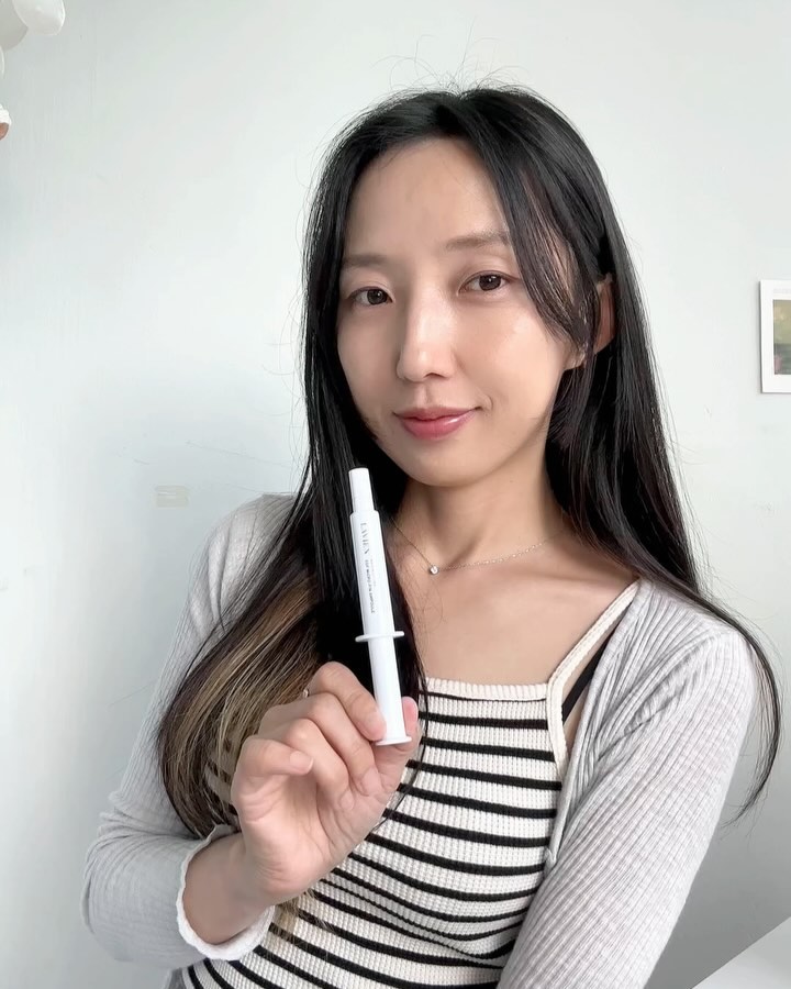 #광고
[라비앙 메디닉 라인 이지에프 마이크로 핀 앰플]

나이가 들수록 잔주름이 많아지는 현실은 부정할 수가 없는 부분인데요.
믿을 수 있고 안전한 원료를 사용함으로써 순하지만 강력한 효과를 주는 프리미엄 안티에이징 브랜드 ‘라비앙’에서 좋은 기회로 ‘라비앙EGF핀앰플'을 사용 해 보게 되었어요~
배우 김소연님이 모델이시고 재구매율도 83.7% 되더라구요. 
고급스러운 패키지러서 선물용으로도 넘 사랑 받을 것 같아요.

제가 사용해 보니 가벼운 텍스처로 발림성이 좋고 흡수력도 좋아 피부에 착붙되는 느낌이였어요 ~ 꾸준히 집중케어하여 잔주름 케어와 미백효과를 바래봅니다.

💧60대 주름까지 변화시킨 주름 PIN 앰플 ‘라비앙 메디닉라인 EGF 마이크로 핀 앰플’. 9대 안면 주름을 개선 (이마, 미간, 눈꼬리, 눈 밑, 팔자, 인중, 입꼬리, 목부위)함을 인체적용시험으로 확인. / 리뷰평점 4.9

💧흡수율을 높인 리포좀화된 EGF 국내 최대 함량 함유 (10ppm) → 고순도(*순도 99%), 고활성화된 EGF를 리포좀화 시켜 피부 흡수가 빠름
성장인자 EGF를 담은 마이크로 핀 (초미세 딜리버리 스킨 핀) → 국내 제조, 27회 공정, 폭 15μm, 길이 30μm 초미세 마이크로핀 / 스피큘을 통한 자극 에너지와 함께 코팅된 EGF 성분이 피부 재생을 더욱 도와 줌 (★라비앙만의 기술력으로 타사 니들샷 대비 얇고 긴 초미세 (폭 15μm, 길이 30μm) 마이크로핀을 적용하여 아프지 않게 주름을 케어해 줌★) 
피부 보습, 탄력에 도움을 주는 아미노산 17종 콤플렉스

💧라비앙 역대 최다 58가지 임상, 얼굴부터 목까지 27개의 주름 개선 효과 검증
안면부위 9대 주름 개선 / 주름진 부위 속 탄력 개선 / 주름진 부위 속 보습 개선 / 모공 케어

🏷️ lavien_official pinksecret85

#라비앙 #LAVIEN #김소연화장품 #라비앙EGF핀앰플 # EGF니들앰플 #주름핀앰플 #인체유사리포좀EGF #안면9대주름개선 #안티에이징