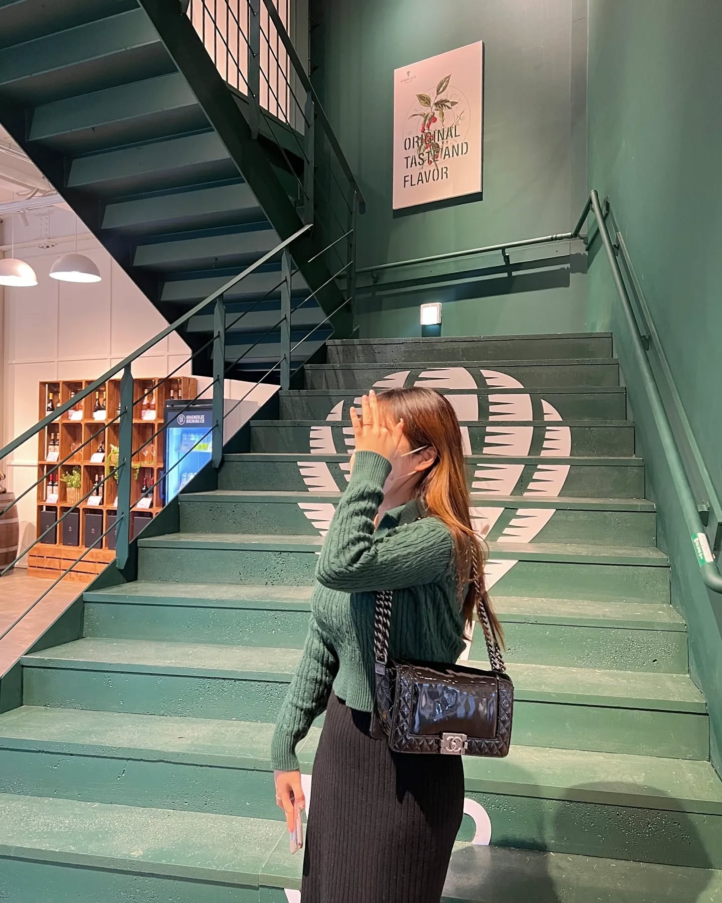 소금빵...✨️👍
.
.
2월 오픈이라 그런가 사람도 많고
메뉴 나오는데 30분 넘게 걸렸다(´. ̯.`)

오후에 갔는데 크림 소진으로
크림라떼나 아인슈페너는 못 먹었음
다음에 먹어볼 예정 •͈_•͈

소금빵 맛있음 맛도 네 개나 있다.
나는 저 초코머핀? 맛있었다!
주차장도 넓고 포토존도 많고 초록세상💚

푹신 쇼파에 자리도 넓직 넓직
단체 손님도 많았다.

이벤트로 일정 금액 이상 구매 시
에코백이랑 머크겁도 주는 중!

#심플레이스 #담양심플레이스 #담양카페