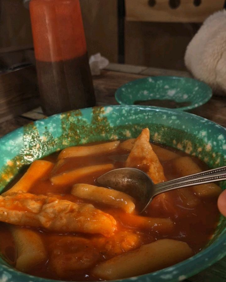 이월드갔다가 추억의 달고떡볶이..
을마만이야ㅠㅠ 핵교댕길때 마이왓는데
얼은몸 녹이는맛🥹
이쟈는 좀 컷다고 아드님과 1인1떡볶이

#달고떡볶이#추억의맛

이모야 음료수주세용♡