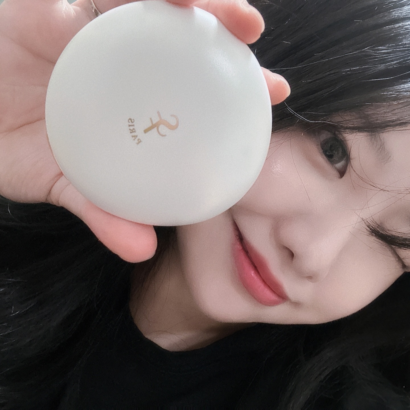 #협찬 <#SAINTFRAN> #스킨트리트먼트피치 
써 본 쿠션 중에 끼임과 들뜸이 역대급으로 적었던..
단일 호수인데 자연스럽게 톤업돼서 피부 톤에 구애받지 않아요!

스킨케어 성분 89% 함유 + 앰플성분 + 자외선 차단 50+ PA++++ 에
다양한 임상효과도 증빙된 쿠션이에용

사용감은 가벼운데 피부 표현은 너무 예쁘게 돼서 마음에 드는 쿠션이에요

세안 후 기초 정말 가볍게 바른 후 올려주면 돼요!
깜빡하고 쿠션 안 들고 나갔는데 수정 안 해도
하루종일 촉촉하고 예쁘게 무너져서 만족감 💯‼️

#세인트프랑 #세인트프랑스킨트리트먼트 #세인트프랑쿠션 #세인트프랑팩트 #톤업쿠션 #쿠션팩트 #쿠션추천 #팩트추천