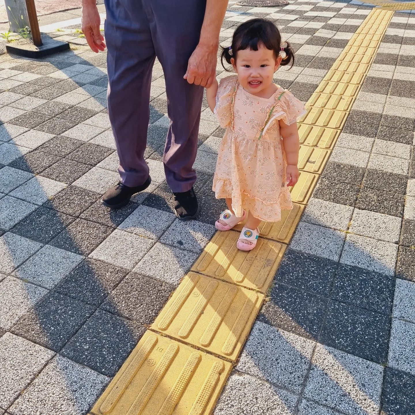덥다 더워~
더워도 할부지랑 산책은 너무 즐겁지😍
땀삐질거리면서도 쑤의 행복한 웃음에
 나도 베시시~🥰

#20개월아기
#일상스타
#할아버지
#육아스타그램 
#딸스타그램