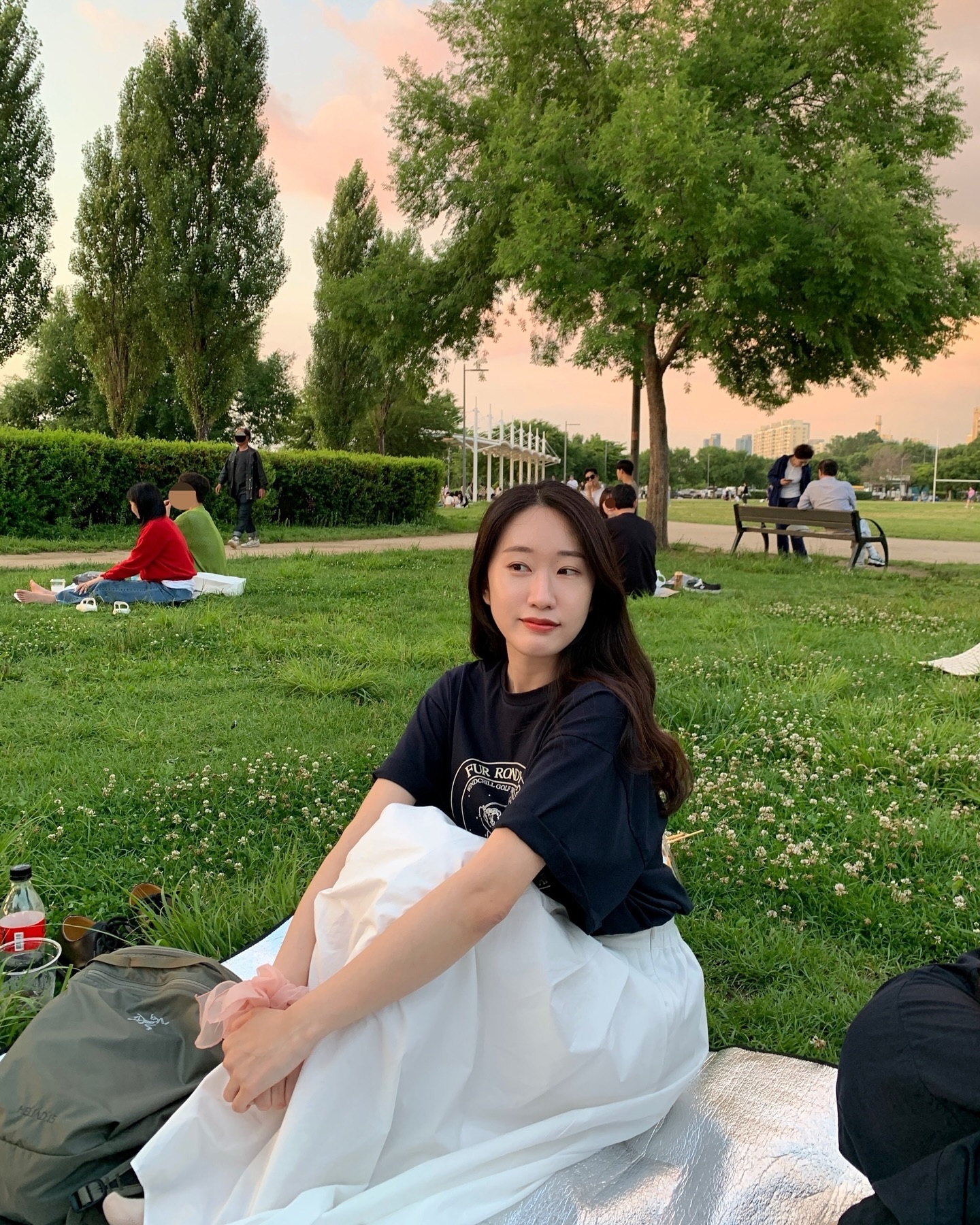🌳
인스타 자주 하고 싶은데
여행 다녀왔더니 이번엔 진짜 급작스럽게 이사 준비..

원래 이사 계획이 전혀 없었고 지금 집 한번 더 연장해서 지내려고
했는데! 남편이 이것저것 뚜들겨 보니 정부 혜택 받으려면
이사를 해야하는 시점이라 어떻게 번갯불에 콩 구워먹듯
살던 집은 내놓은 날 바로 계약되고 저희도 열흘만에 구한 것 같네요🥹

사용감이 좀 있는 집이라 인테리어를 할까, 기본만 할까
이것도 고민이고 인테리어를 하면 어떻게 할까
이사 날이 많이 남은 건 아니라 앞으로 계속 정신 없을 거 같지만🥲

피드 올리고 싶어서 적금샷 올리구 갑니도..🫰🏻
딱 작년 이맘 때 주말 ´͈ ᵕ `͈ ♡°
너무 좋아하는 한여름 오기 전 푸릇푸릇한 한강