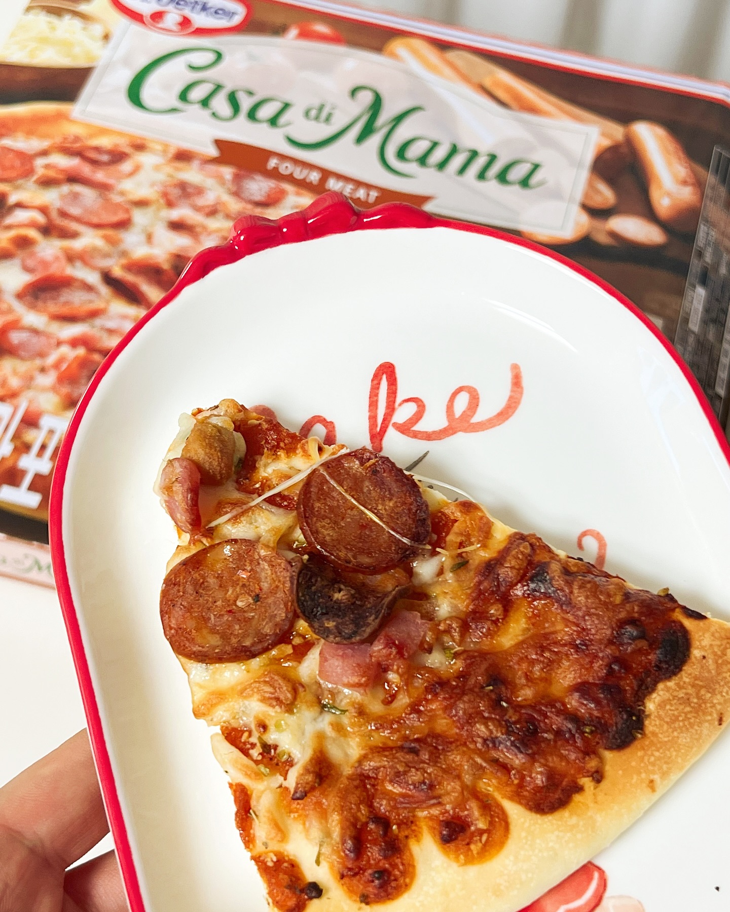#협찬 #가성비피자추천
🍕집에서 맛있는 피자 즐기고 싶으신 분~? 이거 요즘 맘카페에서 유명해서 친언니가 보더니 바로 알아보더라구요! 바삭하고 퐁신퐁신한 도우! 풍부한 토핑! 가성비 좋은 냉동피자를 찾는다면 [까사디마마] 가 요즘 대세 🙌💛 쿠팡기준 9천원대로 큼지막한 한 판 먹을 수 있는데! 포치즈, 포미트, 불고기 세가지 맛으로 다양하게 즐길수도 있고~ 전자렌지 후라이팬 에어프라이기 편한 방법으로 선택해 구워먹으면 10분도 안걸려서 배달보다 빠르고 가성비 좋게 즐기기 딱이에요! ㅠㅠ 주변에 괜찮은 피자맛집 없었는데 이제 찾을 필요도 없어졌어요! 피자 좋아하면 꼭 먹어보기! 약속!!

🔍까사디마마] 이탈리아식냉동피자
dr.oetker_kr 

#냉동피자 #피자 #오늘뭐먹지 #간편식 #간식 #피맥 #까사디마마 #홈파티 #브런치 #저녁메뉴
