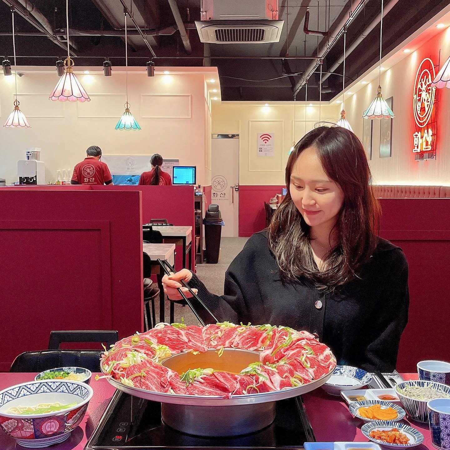 #협찬
동탄 남광장에 비쥬얼은 물론
맛까지 좋은 샤브샤브집 떴다!
　
📍 화샨샤브 동탄점
　　화성시 동탄반석로 120 115,116호
　
⏰ 영업시간 매일 11:00~22:00 (L/O 21:00)
　
🚗 건물 자체 주차장⭕️
　
　
화샨샤브샤브 주말정식(등촌 육수) - 15.9 🌋
생계란 - 1.0 🥚
제로콜라 - 2.0 🥤
　
육수는 쯔유, 등촌, 마라 3가지가 있는데
얼큰하게 먹고싶어서 등촌으로 골랐고
생칼국수와 야채죽은 재료를 따로 주시더라구요
　
고기가 너무 얇지도 않고 두껍지도 않은데
싱싱하기까지 해서 좋았어요
　
팔팔 끓는 육수에 야채와 고기를 풍덩 💦
적당히 익혀서 건진 후에 간장소스에 찍으니
궁합도 꽤 맞고 맛있더라구요
　
2차전으로 칼국수도 팔팔 끓여서 먹어주고
마지막 3차전 야채죽까지 마무리!
　
날계란은 제공해주지 않으니 추가하시는 걸 추천드려요
　
　
더 자세한 후기는 블로그에 있어요,-