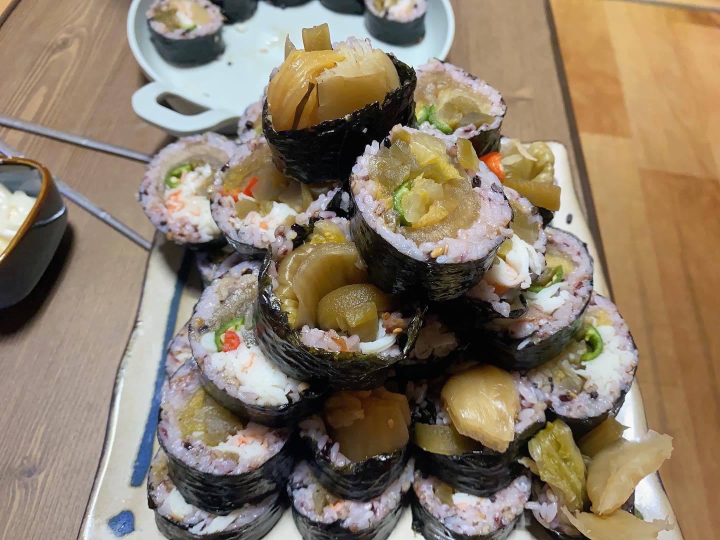 냉장고 털이로 김밥 싸기!!

#김밥 #신김치 #맛살