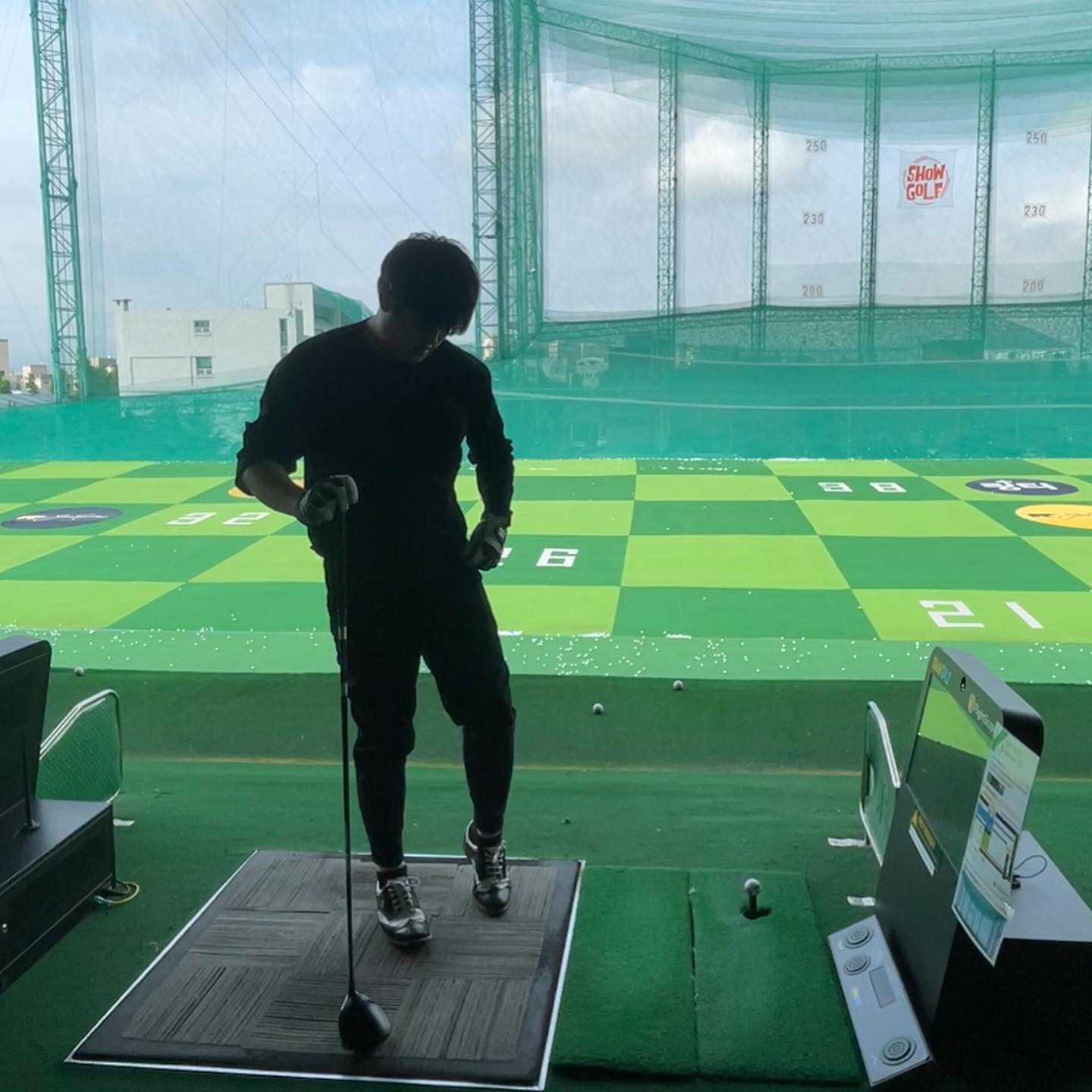 드라이버만 잘 맞아줘

요즘 숏게임 잘 맞아서
드라이버만 잘 맞아주면
꾸준한 80타 대 들어갈 것 같은데
아이언되면 드라이버 안맞고
드라이버 맞으면 아이언 안맞고

제주도 가서 잘 칠라면 연습해야지~

showgolftown 
#쇼골프 #쇼골프타운 #showgolf
#야외연습장 #인도어 #골프연습장