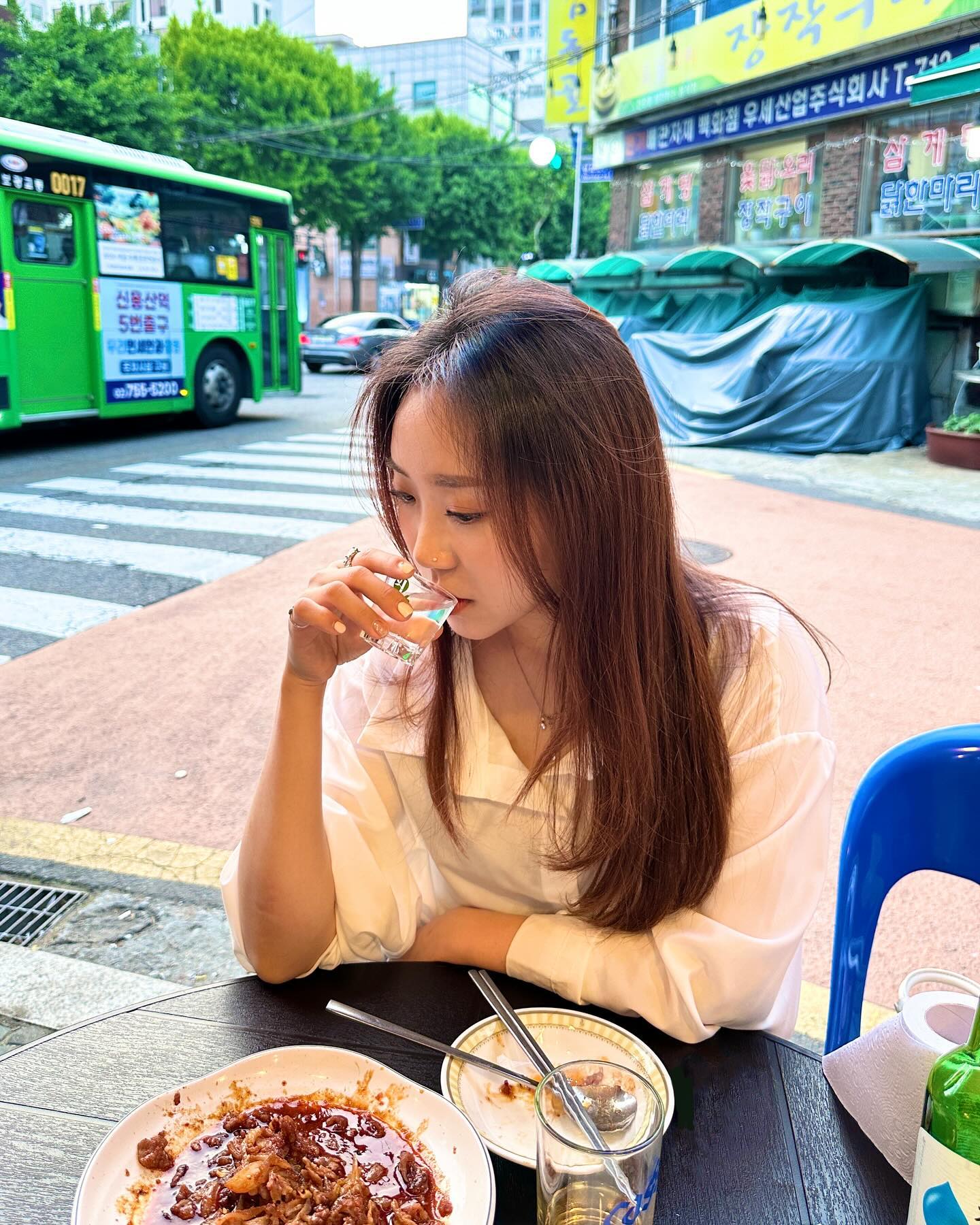 햄버거도 먹고 싶고 소주도 먹고 싶었는데 
둘다 파는 야장포차가 있는거양🍀
완죤 *•.¸♡럭키하니♡¸.•*쟈낭 !!