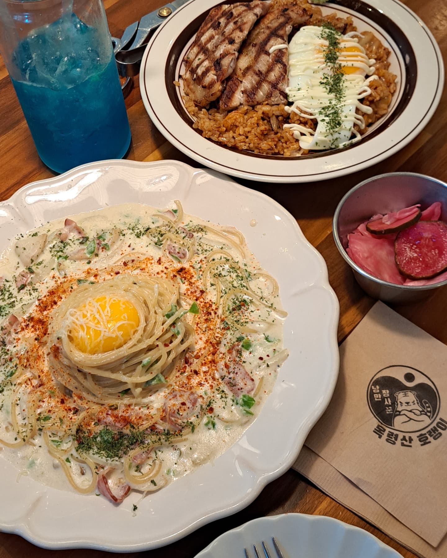 #협찬 #오창파스타맛집 하면 유명한 목령산호랭이
외관부터 감성 뿜뿜하는 분위기에 내부 인테리어도 예뻐서 데이트하기 좋은 곳이었다.

다른 양식집에서는 보지못한 특별한 메뉴가 많았는데 첫방문이라 무난한 크림파스타와 김치필라프를 주문했다.

크림파스타는 청양고추가 들어가 느끼힘을 싹 잡아주고 크림소스가 굉장히 진하고 꾸덕했고 김치필라프는 통삼겹살이 올라가 더욱 푸짐하게 느껴졌다.

다양한 메뉴가 많아서 도장깨기하러 방문해야겠다는 생각이 들었던 오창 목령산호랭이

예쁜 분위기만큼 맛도 좋아서 가족 외식장소, 데이트장소로 강추!

📍충북 청주시 청원구 오창읍 중심상업로 52-14

 #청주파스타#청주맛집#청주데이트#청주가볼만한곳#오창맛집#오창파스타#오창데이트#오창가볼만한곳#파스타맛집#양식맛집#퀄리티맛집#양청리맛집#양청리파스타#양청리데이트#목령산호랭이