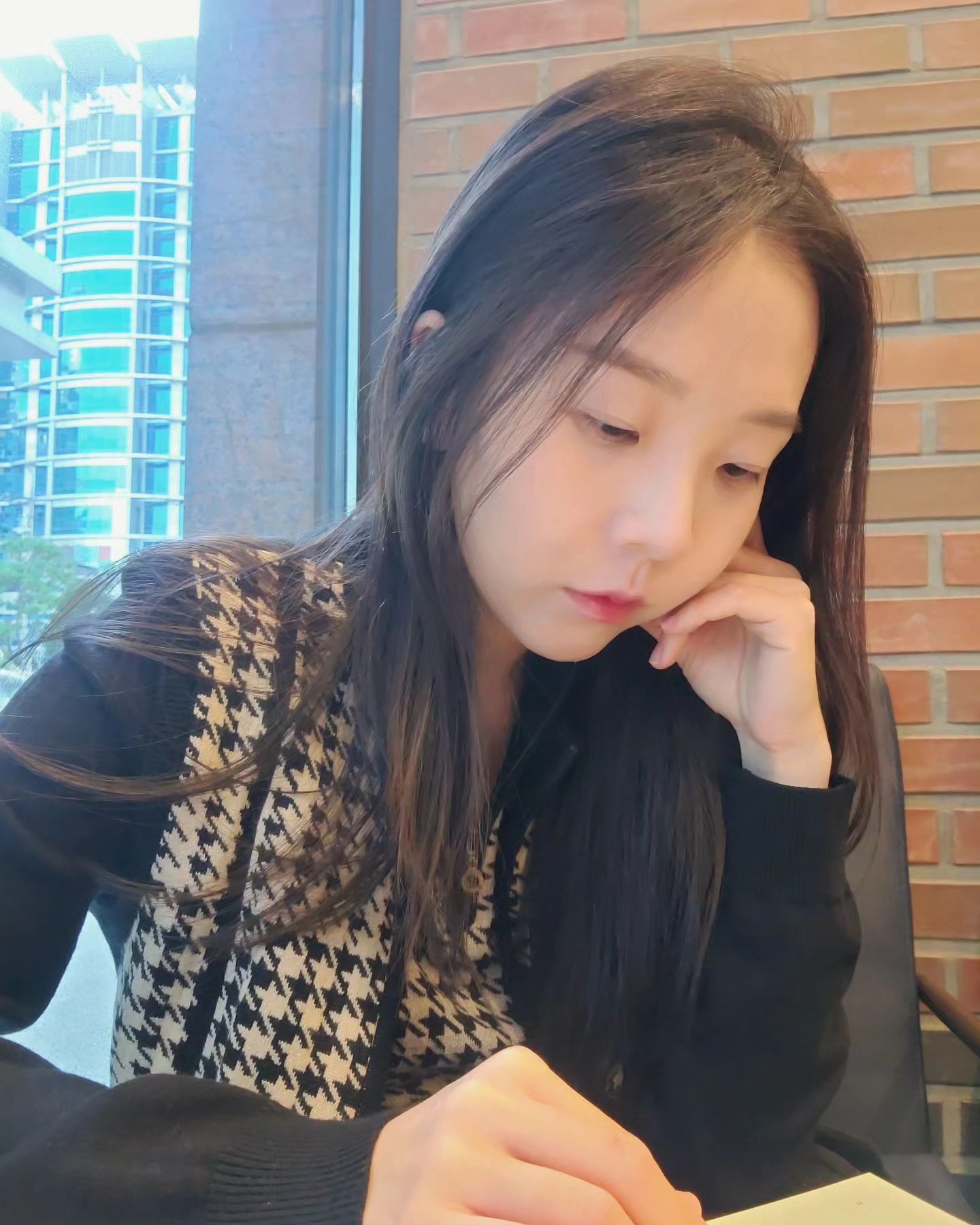 #신간소설 📚 안녕 끌로이

첫장부터 몰입이 되었던 #안녕끌로이
잠 자기 전, 눈뜨자마자 카페가서 읽던 책

✨️ 서로가 서로에게 유일한 사람이길 바라는 마음
폭우가 지나고 난 후 단단해진다는것
여러분은 타인에게 어떤 마음을 바라고
불편한 일들이 생길 경우 어떻게 현명하게 해결해나가시나요?

큰혼란과 휘청거리는 관계등
최근 제 3년을 돌아보게 한 소설이었는데요
두껍지 않은 적당한 두께로 
소설을 접해보시지 않으셨던 분들도 
쉽게 접해보기 좋을 것 같다고 생각이 들었어요

스마트폰만 하시지 마시고 종이책 한번 보시면서 
조금의 여유와 힐링이 되는 시간이 되시길 바래요!

💡 교보문고 스토리공모전 최우수상 수상작인 
  박이강님의 장편소설이 이번에 '북다'에서 출간 되었어요! 

작가님께서는 모녀, 친구, 연인 등 관계에 파생되는
여러감정들 속 갈등들을 통해 허울과 허상을 솔직하게 표현해내셨답니다 :)

#추천소설 #소설추천 #교보문고 #장편소설 #소설 #소설스타그램 #SNS #장편소설추천 #베스트셀러 #수상작 #10월인기도서