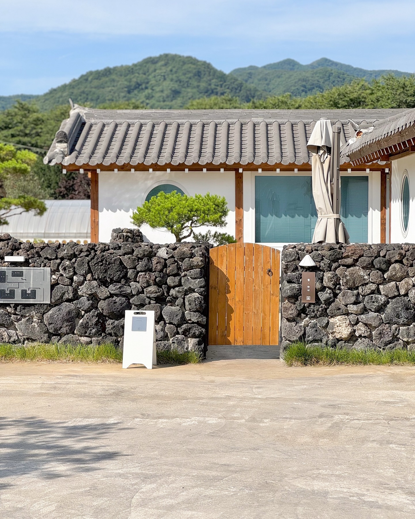 💫징검다리 빠지지 않게 조심하세요🔥

전주 한옥마을에서 차로 15분거리
한옥 독채펜션 너무 예쁜 '스테이 별하'
다녀왔어요😁

흐르는 물 위로 징검다리가 있어
독특하고 예뻤는데 이곳을 건너가야 
숙소로 들어갈수 있는 이색적인곳이죠😁

숙소 컨디션도 좋고 향기로와
들어가자마자 기분이 업! 되더라구요👆🏻업!

자쿠지도 넓어 여유있게 피로를 풀수있어
세상 행복해요❤

물 위의 징검다리와 자쿠지에서 
인생사진📸 담을수 있으니
놓치면 바봉..🤭

전자렌지랑 밥솥까지 있어 취사 가능하고
바베큐와 불멍 세트까지 준비되
야간 밤까지 즐거움이 이어지겠죠?😁

또!
샴푸,컨디셔너 록시땅? 맞죠?😁
드라이는 다이슨!
스피커는 마샬!
이정도만 할게요😁

주차도 각 객실마다 한대씩 정해져 있어서
마트갔다가 카페갔다와도 비어있어
행복감을 누릴수 있었어요😁

*숙소 제공 받아 다녀왔습니다
 

📍스테이 별하 staybyulha
🏠전북 완주군 상관면 상관소양로 94-40 

💫입실  16:00  퇴실  12시
💫룸 스타일 
별 하나  기준 2인 (최대 4인) 침실1 화장실1
별 둘  기준 2인 (최대 4인) 침실1 화장실1
별 셋  기준 4인 (최대 6인) 침실2 화장실2 자큐지실1
별 넷  기준 4인 (최대 6인) 침실2 화장실2 욕실2
💫실내 자쿠지,야외 바베큐,취사가능,불멍용품
💫한옥마을에서 차로 15분거리
💫주차 각 객실별 1개 공용주차 2개
💫다이슨 헤어 드라이기,마샬 스피커엠프
이솝 폼 클렌징, 록시땅  샴푸,컨디셔너

#스테이별하 #전주숙소 #전주숙소추천
#스테이 #스테이추천 #숙소추천
#완주숙소 #펜션 #펜션추천 #전주펜션
#이색숙소 #전주여행 #전주여행코스
#데이트추천 #커플여행 #데이트코스