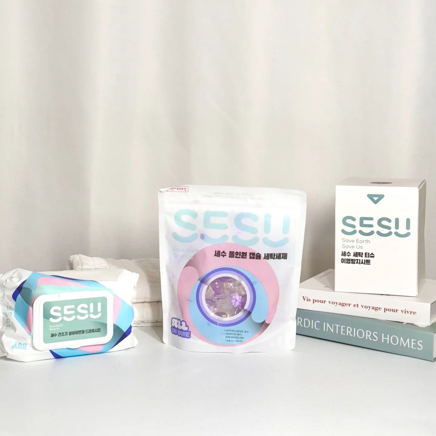 #협찬  sesuofficial

스마트 세탁패키지 덕분에
번거로운 빨래를 요즘 편하게 하고 있다요~

캡슐이라 간편하게 세탁기 통에 톡!
세탁하면서 섬유도 보호해 주고 거기에 향기까지 나는
고농축 올인원 캡슐형세제

흰옷과 컬러 옷을 동시에 빨수 있는 건조기시트
형광물질,미세먼지까지 흡착해주니까
온가족 안심하고 사용할 수 있다는~

건조기시트는 왜케 향기가 좋은지😄
SESU 자체 조향으로 오리엔탈 카폭 나무의 꽃향
무엇보다 엠보싱원단에 45gsm 으로 내구성이 뛰어나
한장만으로 충분!

가성비까지 잡은 합리적인 가격으로
효율적인 빨래를 해보세요

#캡슐세제 #캡슐세탁세제 #세탁세제 #건조기시트 #드라이시트 #이염방지시트 #세탁티슈 #세수 #에스이에스유 #SESU