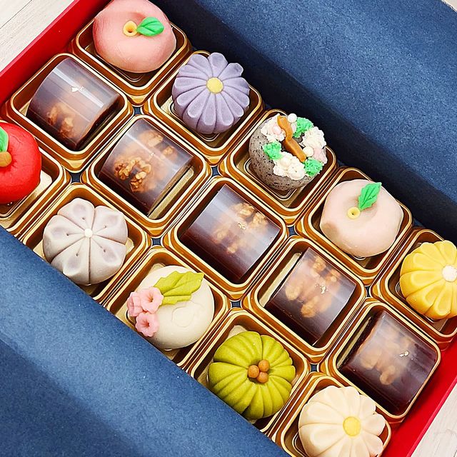 양세정ღ on Instagram: "기분 좋은 선물🍬

엄마 입원했다고 친구가 보내준 화과자🩷
오래된 친구의 마음이라 더 귀하고 고마운 명절 선물😍❤️

친구 언니가 직접 운영하는 디저트 스튜디오인데
언니 완전 금손이시다🫶 대박나세요💯

보기 좋은 떡이 먹기도 좋다는 말 참 트루죠..❤ 
너무 예뻐서 먹기 아까워요..🥰🥰🥰

엄마랑 가족들도 모두 맛있게 먹은 디저트🧁
남녀노소 싫어할 사람이 없어요!

같이 받은 쌀 다쿠아즈도 넘 맛있어서 
사진 좀 찍을려니 1세 조카가 너무 울어대서 
사진 찍을 정신이 1도 없었다는 슬픈 이야기...🫠

🍯 베이킹클래스/주문제작/답례품/출강 
🧀 모두 가능한 구미 비건 디저트 공방 『문뜩』
🍇 마이구미 사시는 분들 많관부💜

-----------------------------
🎂 문뜩 디저트(@suddenly_dessert)
📍 경북 구미시 봉곡로15길 35 제우스상가 1층 
✔️ 카카오톡 채널 : 문뜩_디저트
✔️ 전화주문 : 010.4256.0806
-----------------------------
#구미디저트 #구미비건디저트 #비건베이킹 #비건베이킹클래스 #구미베이킹클래스 #구미베이킹 #답례품추천 #구미디저트공방 #화과자 #다쿠아즈맛집 #다쿠아즈클래스"