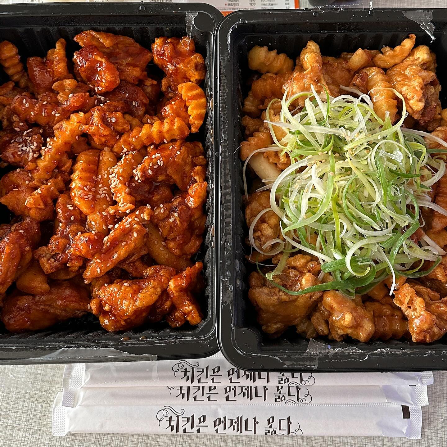 ❤️
이번에 새로 오픈한 이오스닭강정 오산세교점!!
요즘 닭강정 파는 곳이 없어서 찾고 있던 중 발견한 곳이랍니다🥰
아이들도 먹을 수 있는 꿀맛닭강정부터 카레파닭이랑 레몬겨자파닭같은 신기한 치킨도 있고 기본적인 치킨도 판매하는 곳이라 완전 취향저격 맛집 발견했어요💕💕

제가 주문한건 세트 A
강정+강정+콜라로 2인에서 3인이라 적혀있는데 4인까지도 가능했던 푸짐한 양이라 배불리 잘 먹었습니다!!🫶🏻
전 시그니처인 꿀맛닭강정이랑 레몬겨자파닭 이렇게 선택했어요~ 꿀맛닭강정은 매운맛없이 달콤한 양념소스로 버무려진 강정이었고 레몬겨자파닭은 닭똥집에 겨자소스 듬뿍 찍어먹는 사람에게 강추!! 그게 바로 저랍니다🤭❤️❤️ 톡쏘는 겨자에 상콤한 레몬이 합쳐져 과하지 않은 달콤톡톡 파닭이에요~ 종류가 많아서 갈때마다 새로운 메뉴 시키기 너무 좋은 집🏠

사이드 메뉴로 오뎅탕이랑 떡볶이, 닭똥집, 새우튀김, 치즈감자튀김도 있으니 안주삼아 한 잔하러 가도 좋은 곳이에요~~ 내부가 귀엽고 깔끔해서 담에 재방문 만땅입니다👍👍

#이오스닭강정오산세교점 #오산맛집 #오산닭강정 #세교닭강정 #세교치킨 #세교맛집 #오산세교맛집 #이오스닭강정 #맛집