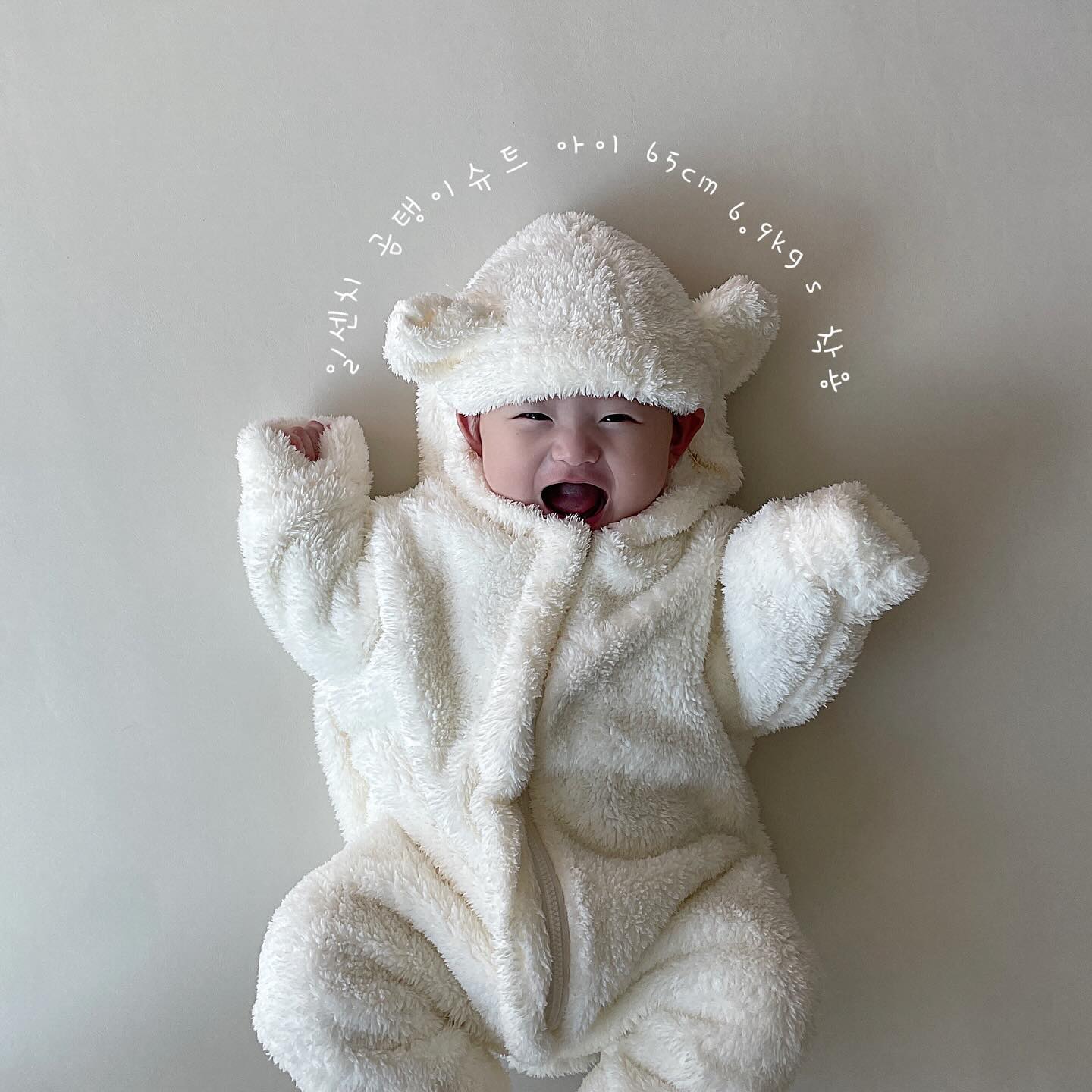 🐻 일센치 하얀곰탱이로은 

진짜 곰탱이슈트 색상별로 다 이뿜 🥹
깍별로 쟁이면 이번겨울 딱임
진짜 세상 부드러움 보들보들해서 자꾸 만지게되는 매력❤️
찍을 때 계속 안고있는데
세상 하얀 아기곰 안고있는 기분 
아 넘넘 맘에들어 🖤🖤🖤🖤🖤🖤🖤