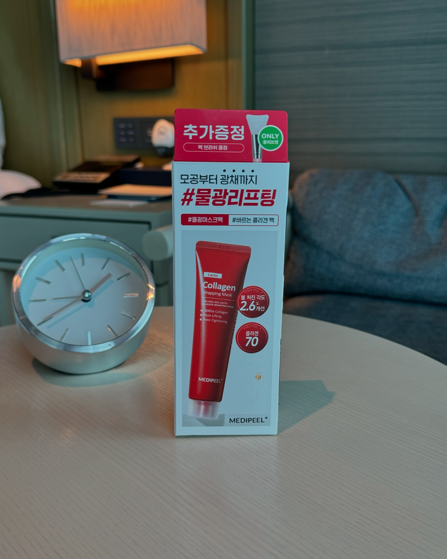 #협찬 이지만 엄청 좋네요🫶🏻

진짜 간단하게 홈케어 할 수 있는 
메디필 레드 락토 콜라겐 랩핑마스크
요거 모공 보다 작은 300달톤의 저분자 콜라겐으로 
피부의 탄력을 선사 해 주는데요
그래서인지 마스크 하고 다음날은
화장이 진짜 잘 먹더라구요

이거 써보니 다른 시리즈도 써보고 싶어졌어요
기존에 썼던 마스크는 앰플이 흘러 나와서
불편한 게 많았는데
이건 그런 불편함이 없어서 서서 하든 누워서 하든
진짜 편하고 좋았어요😍

콜라겐팩이 마르면서 모공 리프팅까지 해주는 느낌이라
앞으로도 매일 매일 챙겨서 하려구요🫣

#협찬 #Medipeel #메디필 #레드락토콜라겐랩핑마스크 #바르는콜라겐팩 #올리브영마스크팩 #콜라겐덩어리 #올리브영추천템 #Medipeel #메디필 #레드락토콜라겐랩핑마스크 #바르는콜라겐팩 #올리브영마스크팩 #콜라겐덩어리 #올리브영추천템