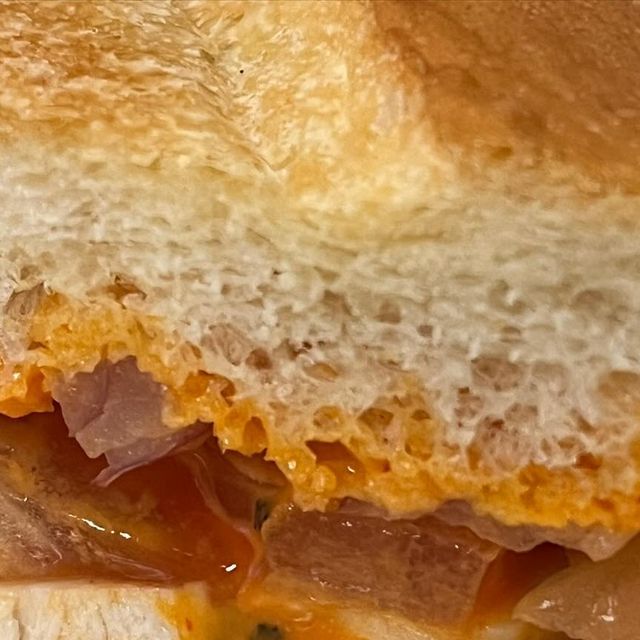 원호미👼🏻 on Instagram: "#광고 #로드샌드위치청담점 . . . 🥪 바삭한 페이스츄리 빵에 매콤한 살사소스에 로스트치킨의 조합은 말해뭐해😉 샌드위치가 꽤나 매워서 아이스아메리카노는 꼭