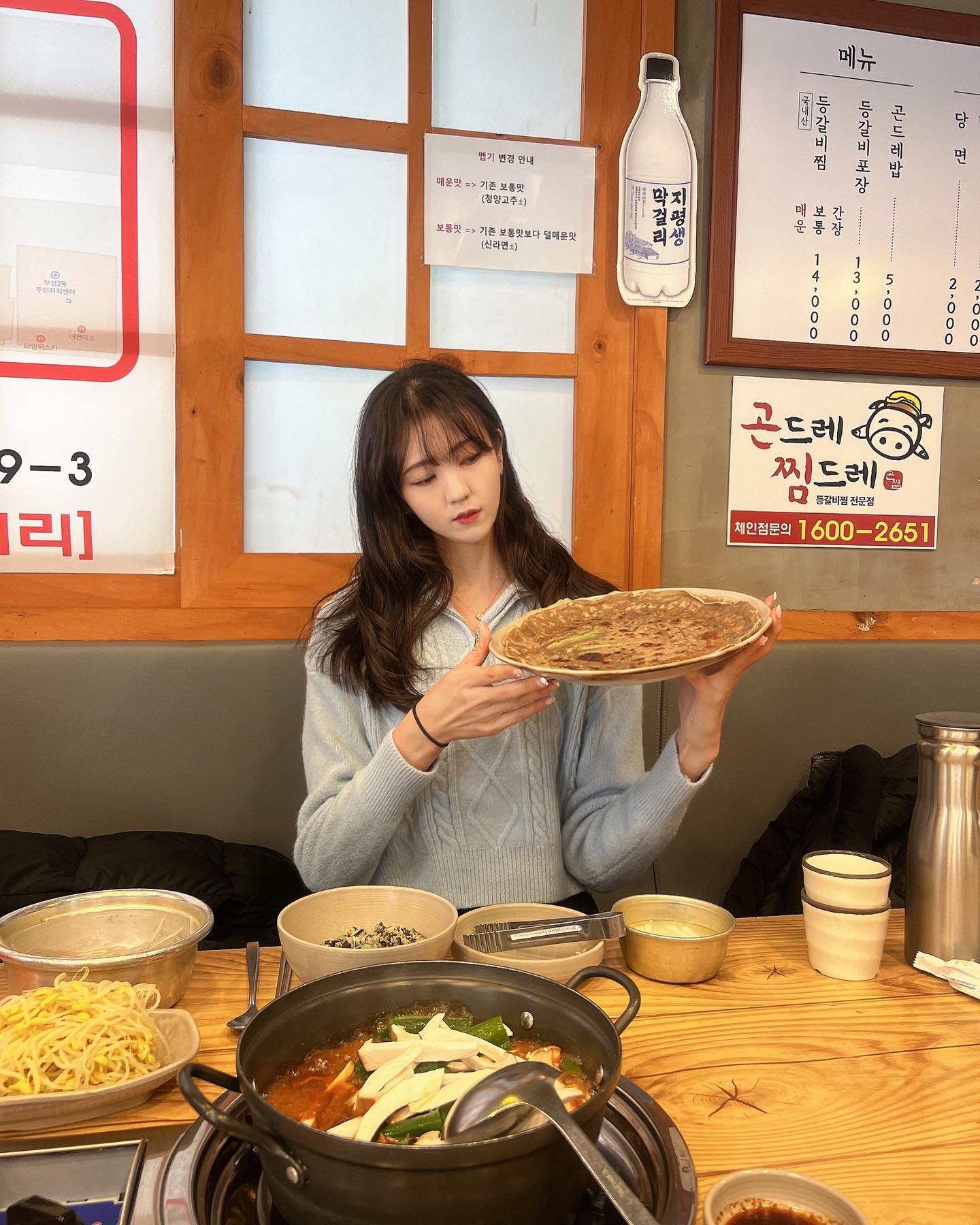 천안 사람이 모르면 간첩인 이집!

🌟천안두정본점 곤드레 찜드레🌟

✔️등갈비 전문점답게 고기가 부드럽고 양도 많아요!

✔️양념이 달짝매콤해서 곤드레밥에 비벼먹으면👍👍

✔️밑반찬도 다 국내산이어서 믿고 먹을 수 있어요!

✔️조리가 간단해서 포장밀키트도 판매중🤍
 (끓이기만 하면 되게끔 간편!)

2024년 2월부터는 바로 뒷골목으로 주소이전 예정이라고 하니 참고해주세요🙌🥹

#천안맛집 #천안두정동맛집 #곤드레찜드레두정본점 #천안가볼만한곳 #두정동점심 #천안등갈비맛집 #천안점심맛집 #천안등갈비 #천안맛집추천 #점심 #selfie #셀피 #뼈발골 #발골