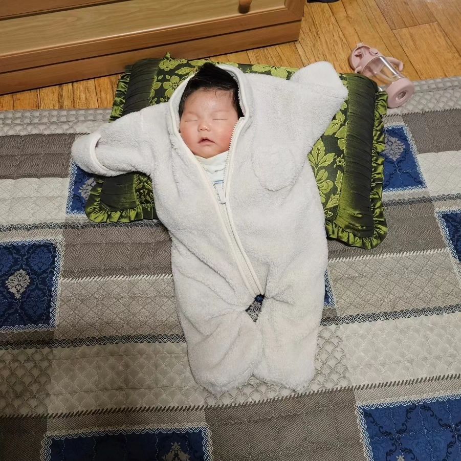 ㅋㅋ ㅋ ㅋㅋ ㅋ
ㅋㅋㅋㅋ옷이커서 웃겨졌네