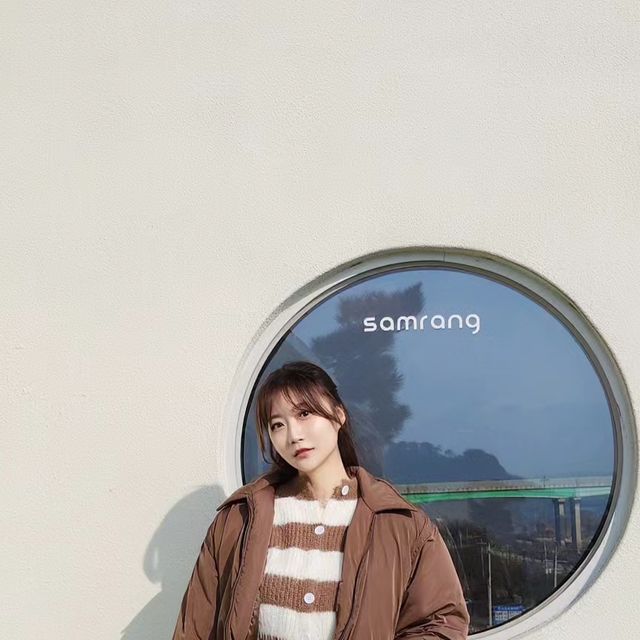🎀 별희 on Instagram: "#광고 브라운 컬러에 은은한 광택이 더해지니 힙하쟈나?ॢ 카라 디자인에 크롭 기장이 러블리 그 자체✨️ 투웨이 지퍼로 다양한 스타일링이 가능하고,, 발열 안감+웰론