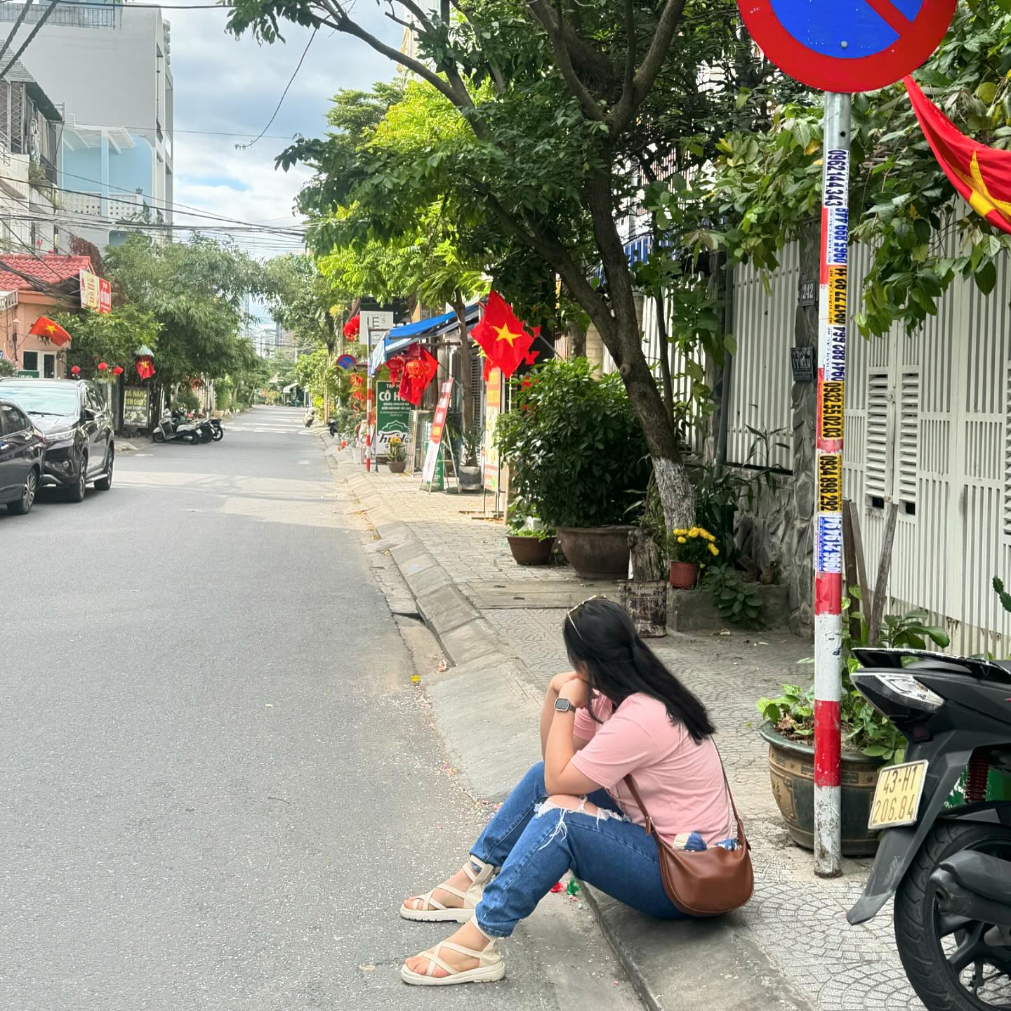 #🇻🇳
1n년만에 떠난 가족여행이자, 
처음으로 떠난 완전체 가족 해외여행(+1)

여행사 취직하고 혼자서만 요래조래 다니다가
처음이자 마지막으로(?) 봄이찬스로 패키지 가족여행 가주기💕

팩사 다니면서도 제대로 된 패키지는 처음이라,,
출장이랑 얼레벌레만 있었는데,,
재밌었다,, 피곤했고,,, 🙃

아빠랑 언니랑 둘 다 목소리도 크고 
불만 생기면 바로 토라지는 편인데
오랜만에 간 가족여행이라고 다들 짱나도 참고 있는게
다 보여서 너무 웃기고 너무 고마웠음😂

다들 개성강한 대문자E 사람들이라,,
어차피 맞추기 힘들거 패키지로 간건데
종일 어딜가든 술만 마시고
3일 머문 호텔 옆 야시장에 단골집 팔정도면
담엔 걍 자유여행 가야할듯ㅋㅋㅋㅋㅋㅋ

그래도 다들 여행 재밌었는지 ‘다음엔 어디갈까?‘하고
카카오톡 프로필을 다 여행 때 찍은 거로 바꿔서
주모자이자 막내,, 매우 뿌듯 🥰

피곤함+가좍들 찍어주느라 풍경도 내사진도
크게 건진 건 없지만 좋은 추억 많이 만들었음😍💕
.
.
.
#일상 #일상스타그램 #99 #스물여섯 #봄만스물여섯 #여행스타그램 #가족여행 #패키지 #베트남 #다낭 #호이안 #베트남여행 #👨‍👩‍👧‍👧 #🇻🇳 #🇰🇷 #🍻 #🪷 #미케비치 #🥥 #먹스타그램 #맛스타그램 #쌀국수 #루프탑 #수영장 #비엣젯 #한강 #야시장 #동남아 #동남아여행