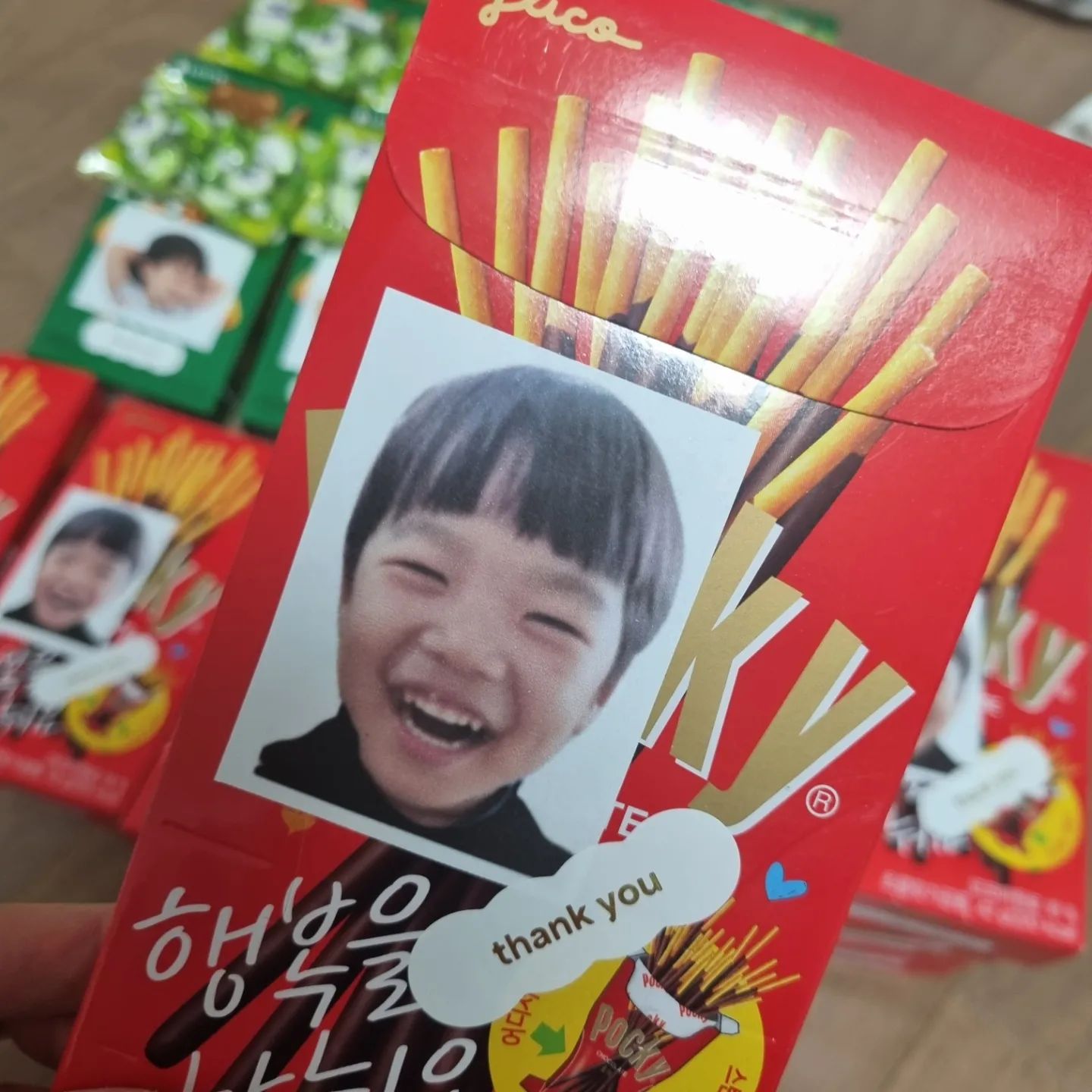 #가내수공업
#빼빼로데이

가람이들꺼 슨생님들꺼
로운이랑 풀붙이고 스티커붙이고ㅎㅎ
미술놀이다 생각하고 재미지게 시간보냈다
빼빼로데이 챙기는거 얼마만이야~

#일상#데일리#5살아들#빼빼로과자#스티커붙이기
#아몬드빼빼로#포키빼빼로#포도당