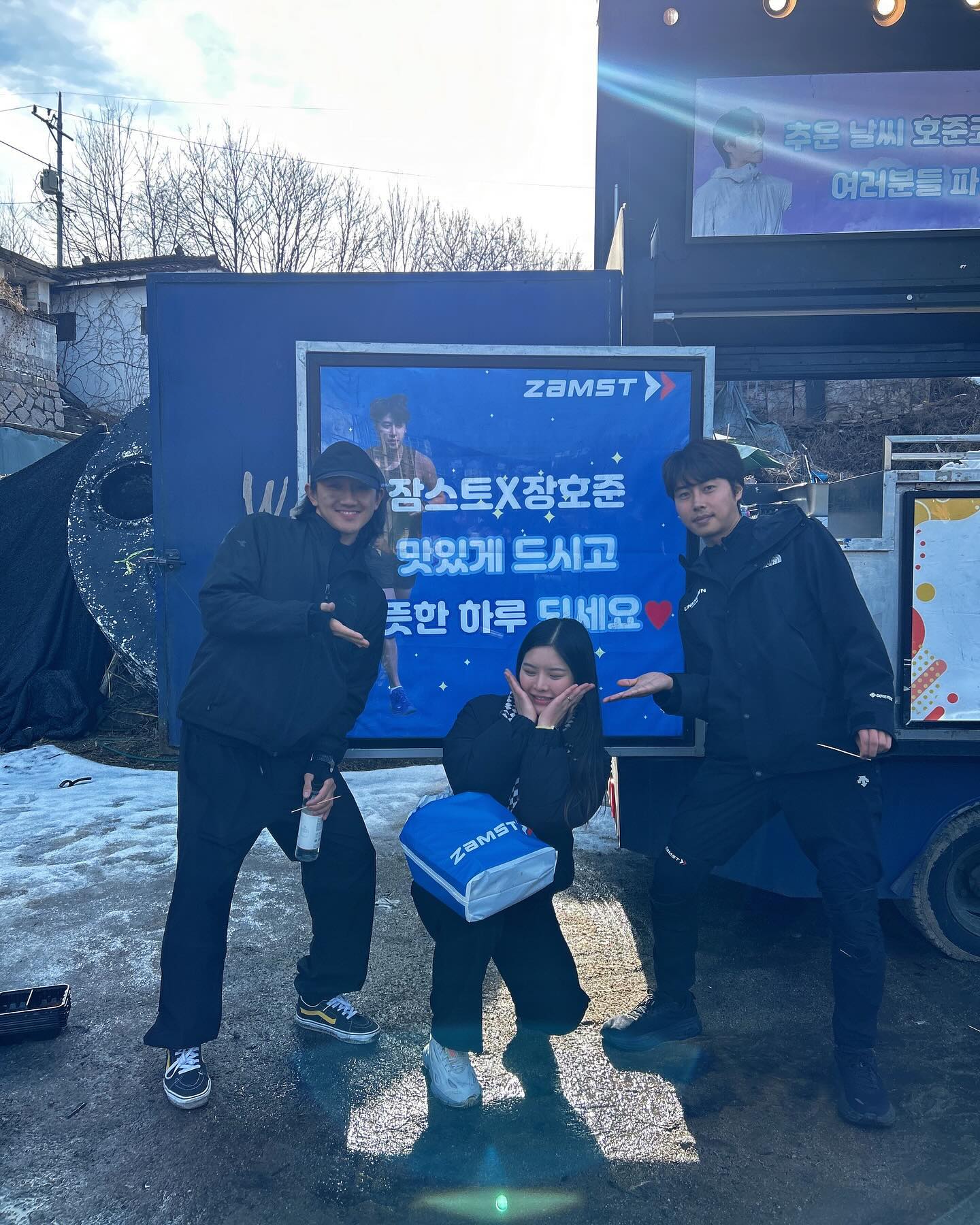 업무 만족도 100%😝
호준코치님, 의준코치님 뵌건 작년 초인거 같은데,
드디어 함께 사진 찍었습니닷🥹
제안서 제작할때가 엊그제 같은데 1년이나 되었다니..
덕분에 회사 업무가 업무같지 않고 재미있어욥!!
앞으로도 잘부탁드립니닷😊
뽜이팅😆
.
.
.
.
.
#장호준 #정의준 #아이오 #연탄봉사 #잠스트 #잠스트장호준 #장호준보호대 #잠스트러닝보호대 #잠스트보호대 #러닝보호대