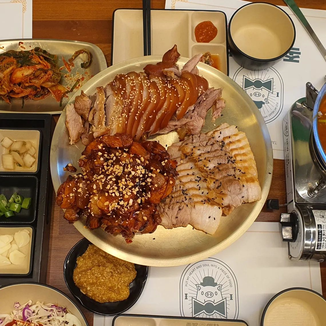 #족발예찬

솔직히 이렇게 맛있어도 되나! 이렇게 푸짐하게 줘도 되나!
완전 푸짐하게 먹을수 있게 서비스메뉴가 폭팔적으로 많은곳이다
김치부침개는 무한리필로 계속 먹을수 있고, 매운탕도 주시고, 막국수도 주시고, 착한 가격에 양도 푸짐하고 맛도 좋아서 강추!
여기는 또 가고 싶은곳으로 추천!

#인천논현동맛집 #인천논현동족발 #인천호구포역맛집 #인천호구포역족발 #인천족발맛집 #족발예찬인천논현점 #인천논현동맛있는곳